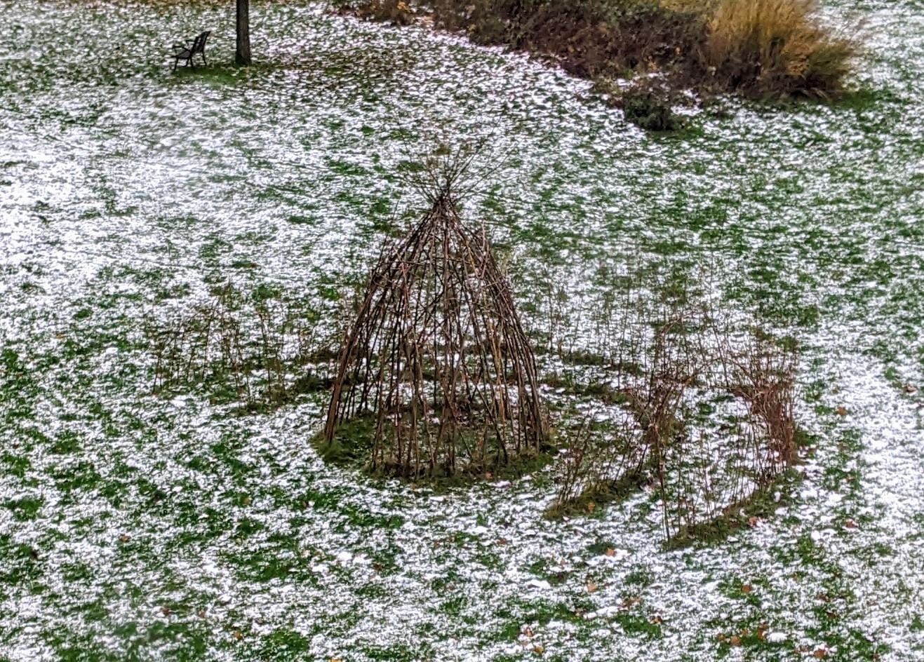 Weidentipi 2022 Tipi im Schnee, kurz nach den Bau 2023