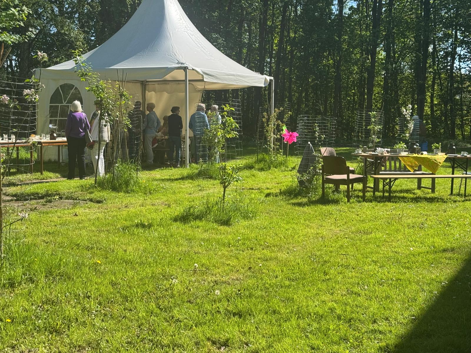 Pavillon mit Obstbäumen
