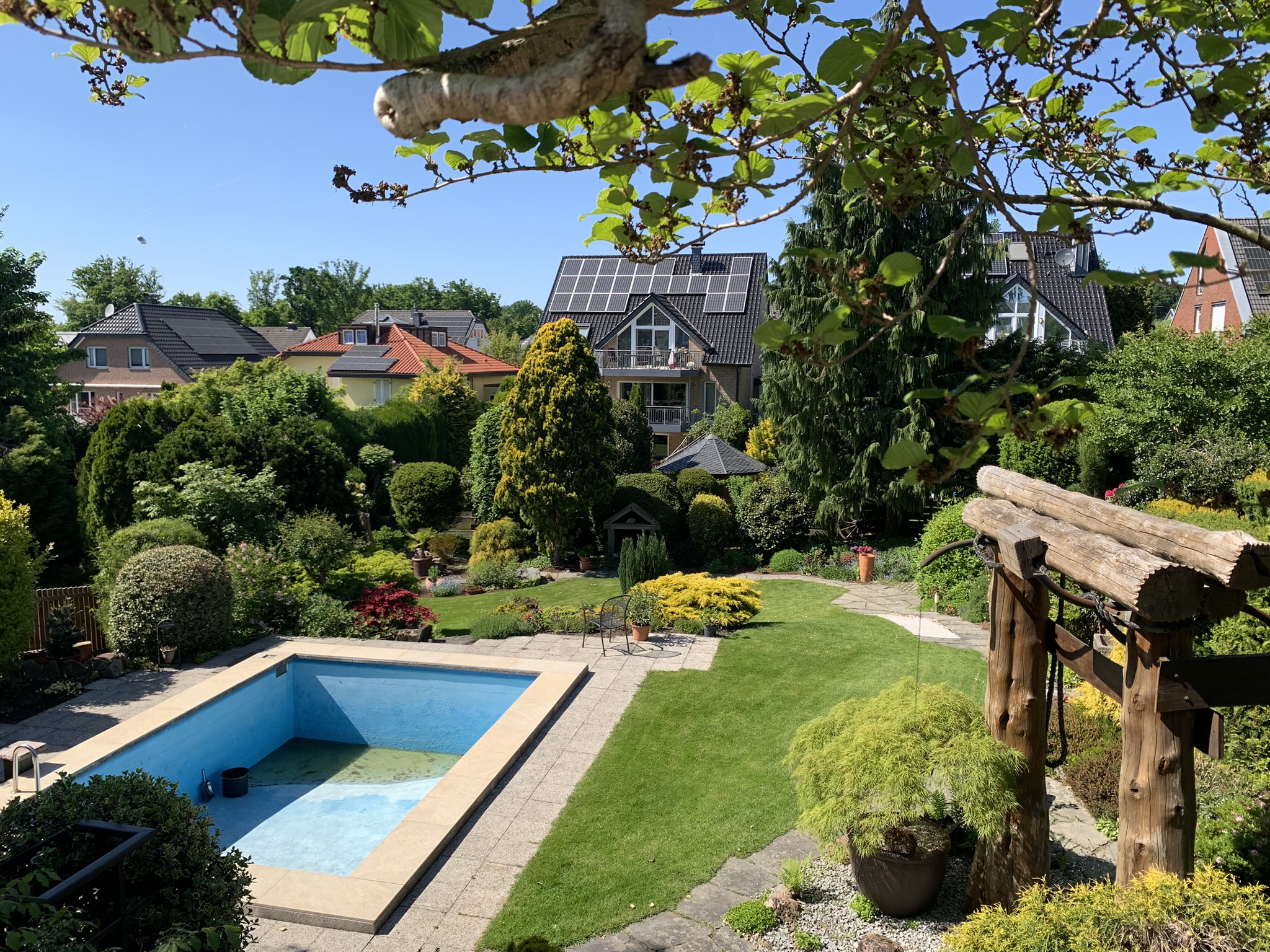 Das Bild zeigt den Garten von dem Balkon aus.