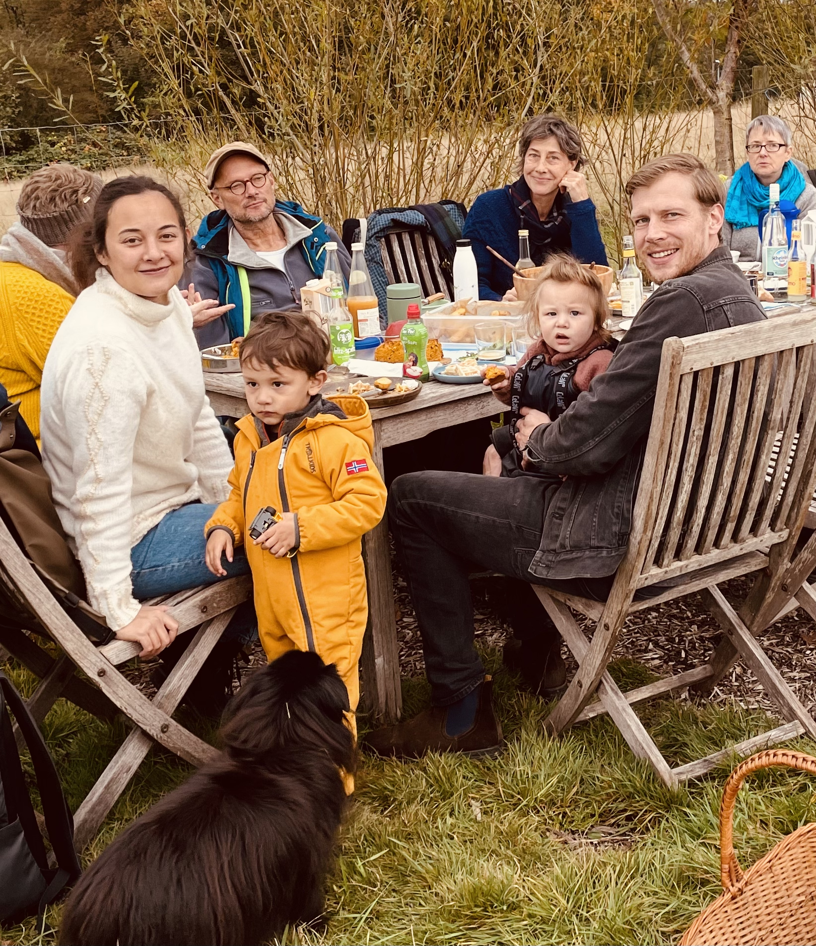 Klimagarten Buekerhof Menschen am Gartentisch