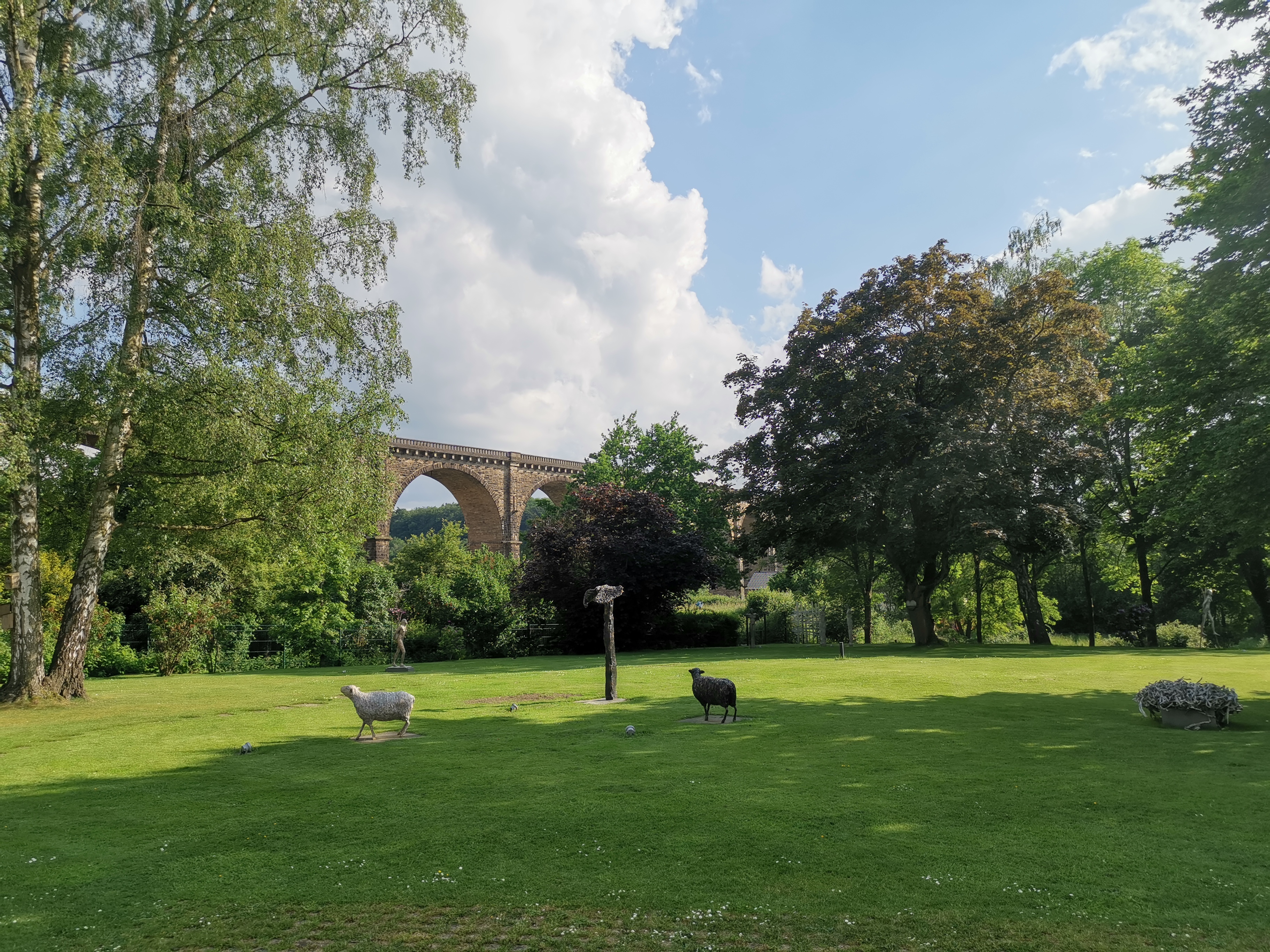 Blick vom Park auf das Ruhr-Viadukt am Harkortsee