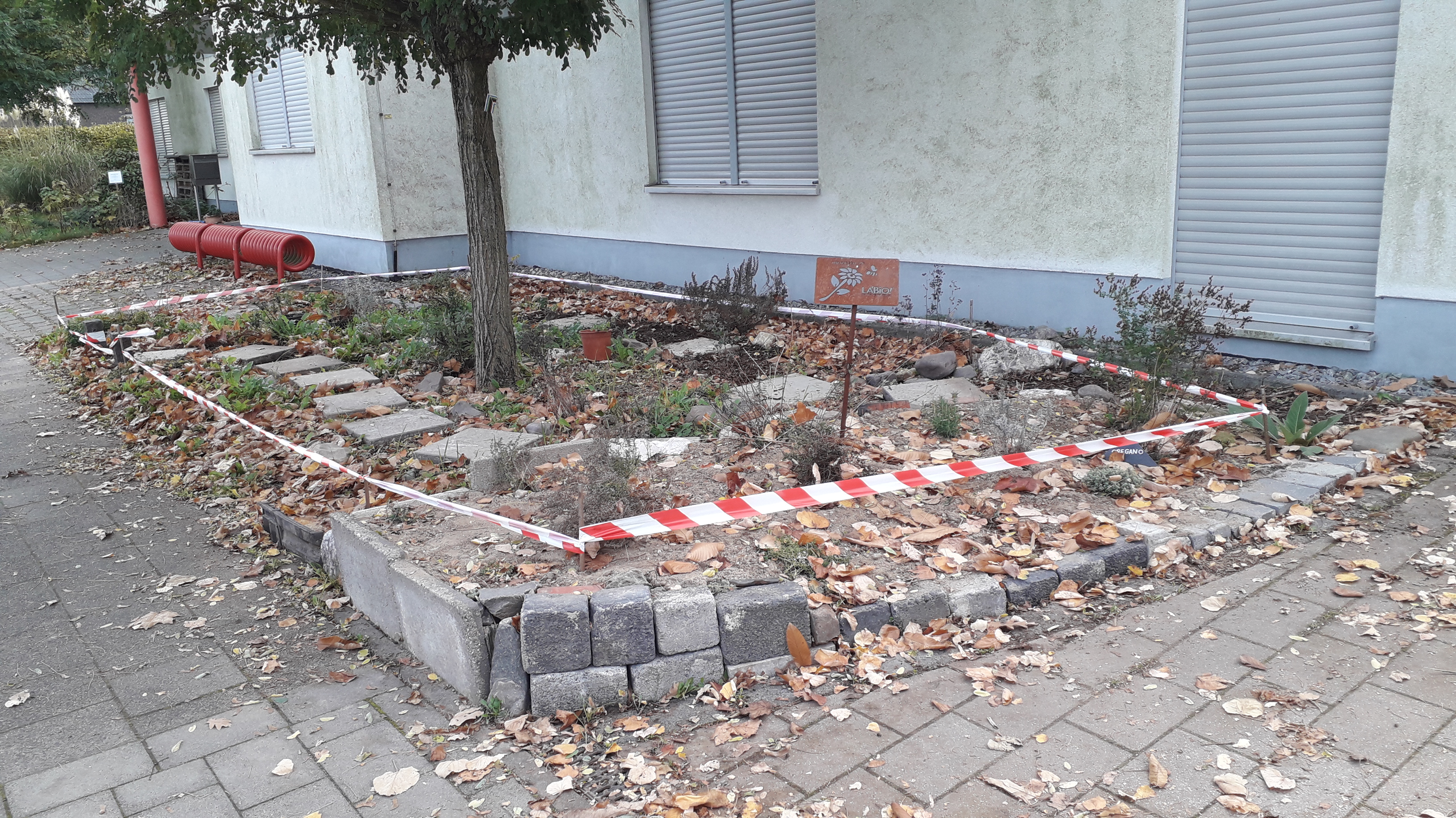 Vorgartenfläche mit Absperrband gesichert