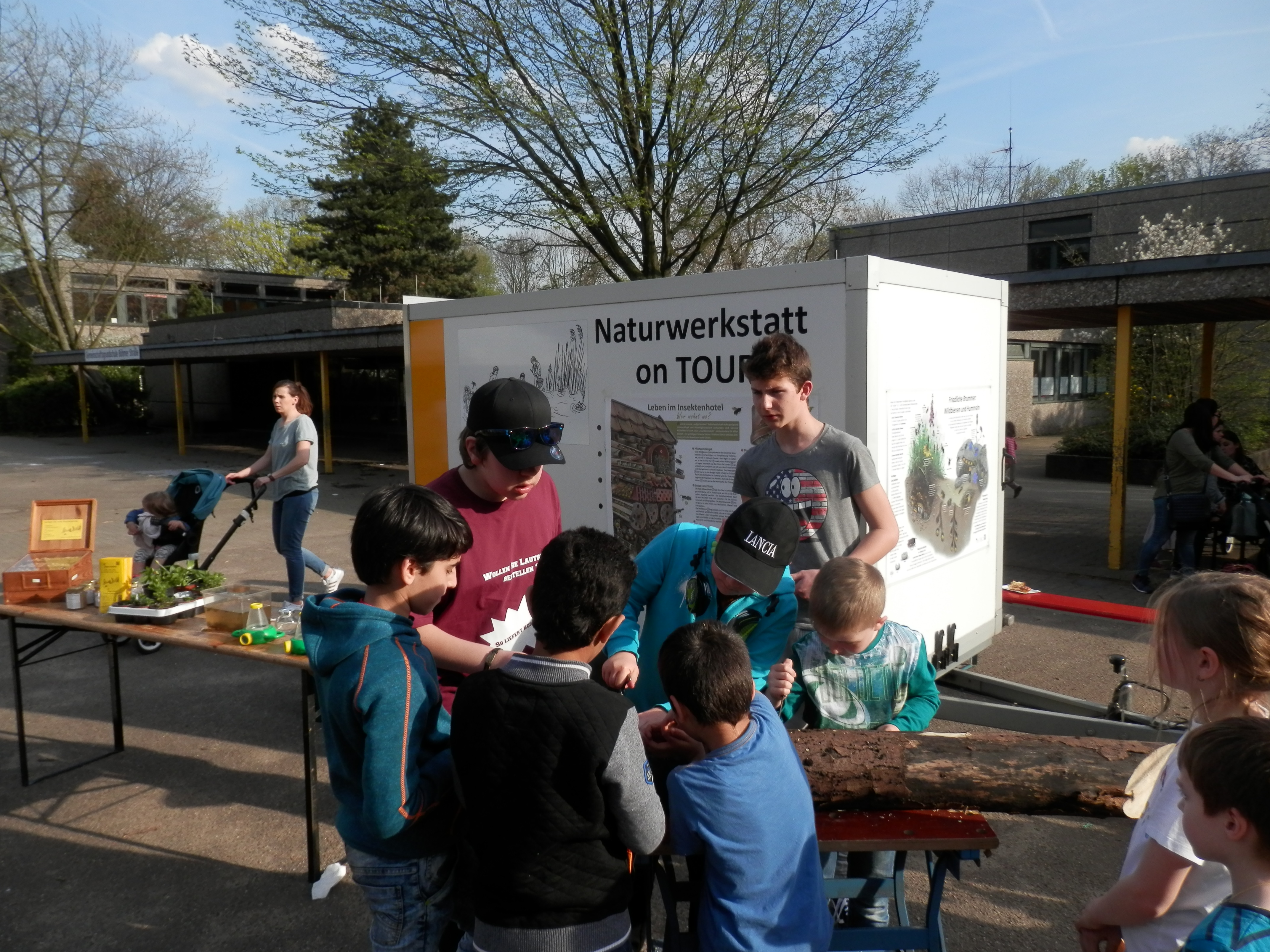 Kinder arbeiten an einem Projekt 