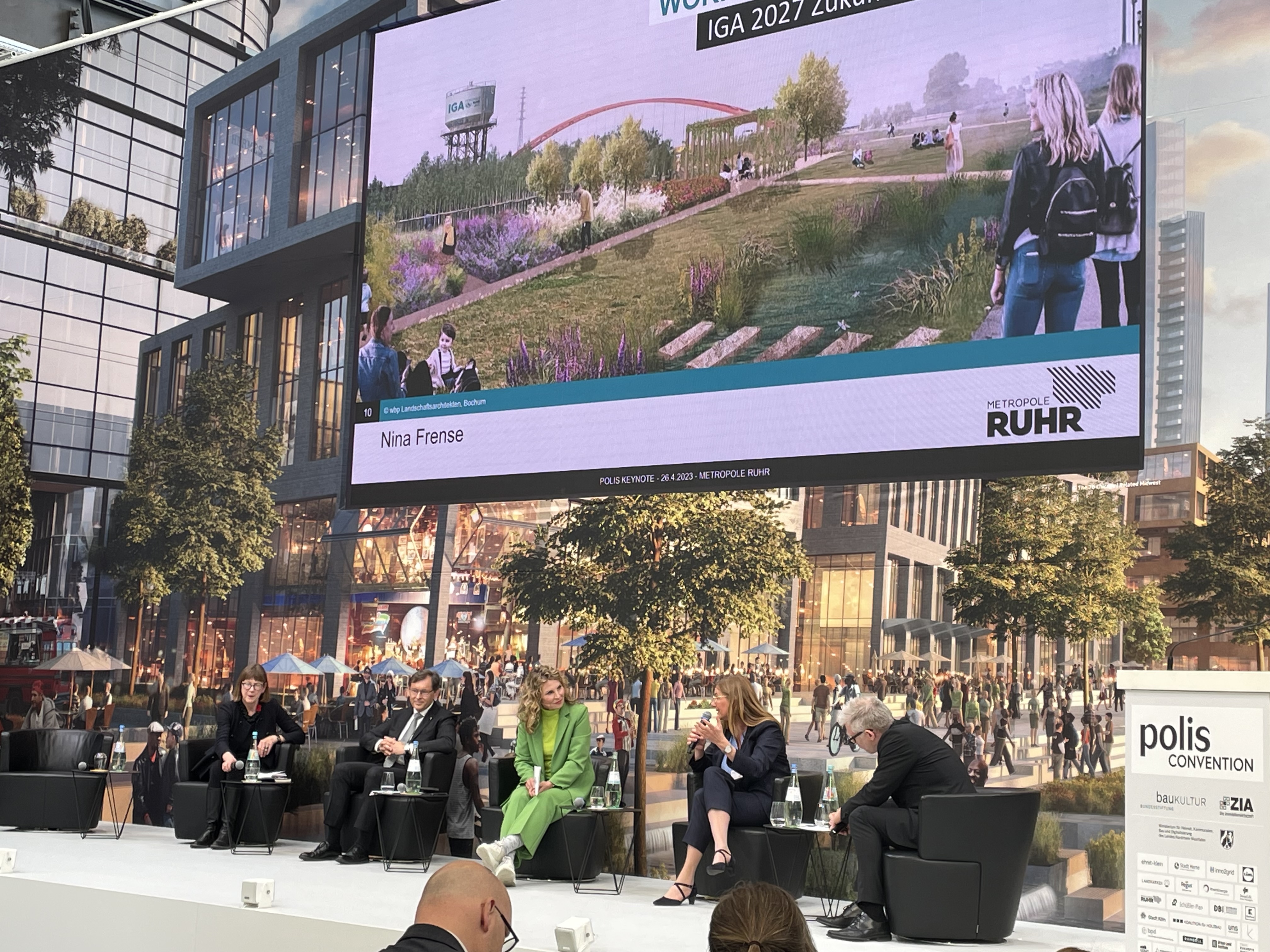 polis Convention 2023, Blick auf das Panel auf der Hauptbühne