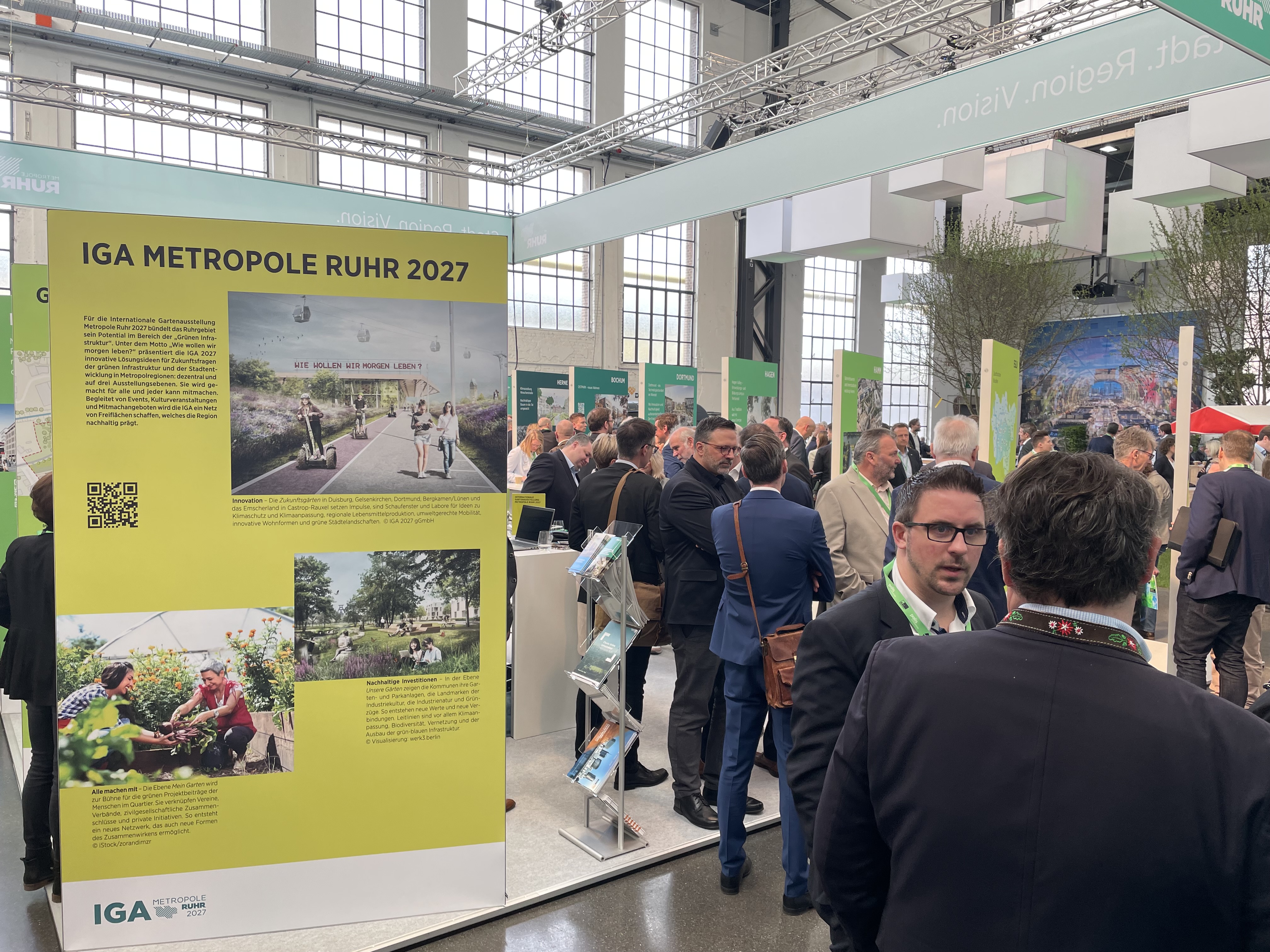 polis Convention 2023, Blick auf den Messestand, Poster der IGA 2027 im Vordergrund