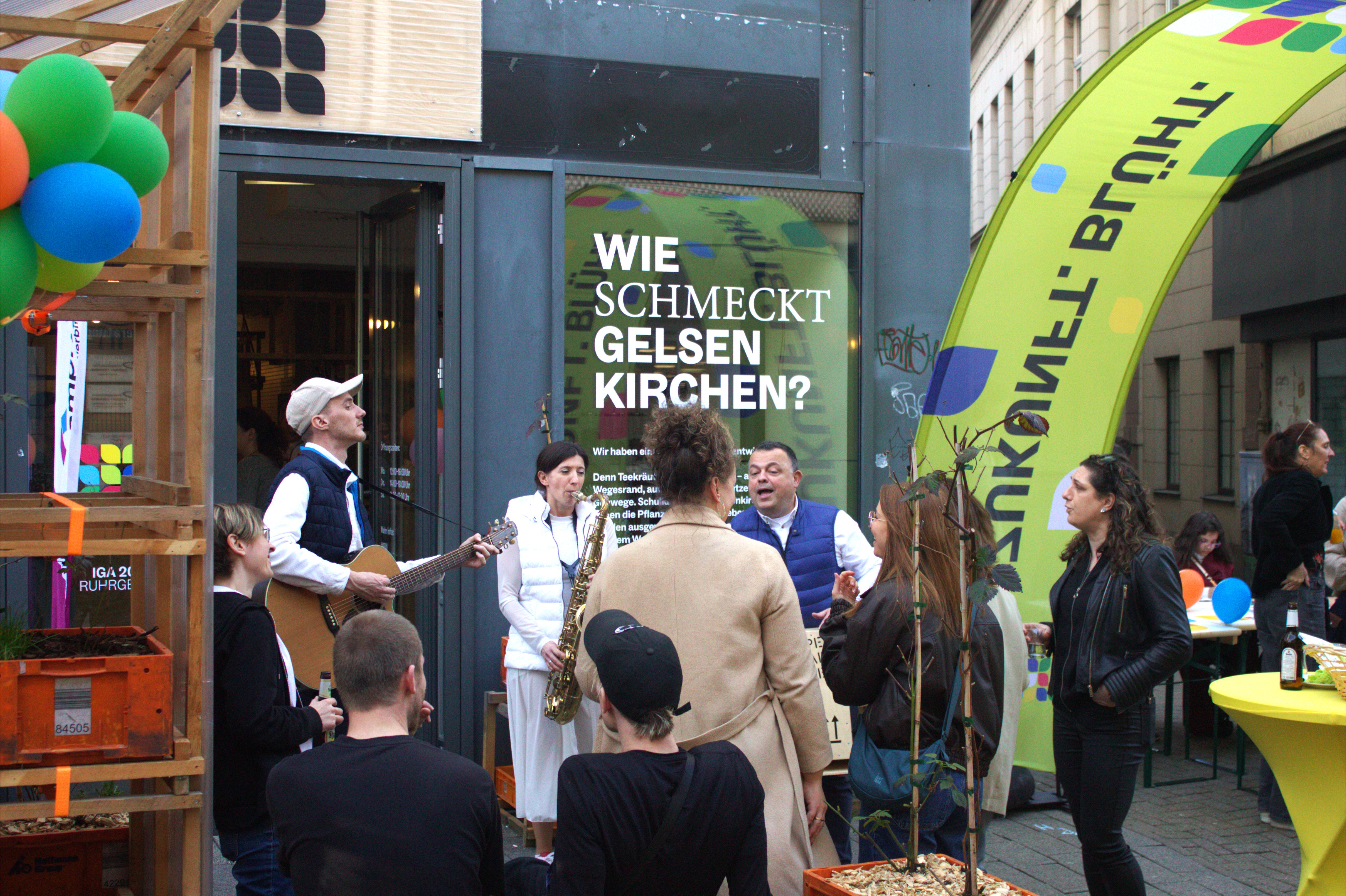 Eröffnungsfeier Pop-Up-IGA Gelsenkirchen Feiernde Menschen im Außenbereich der Pop-Up-IGA in der Fußgängerzone in Gelsenkirchen