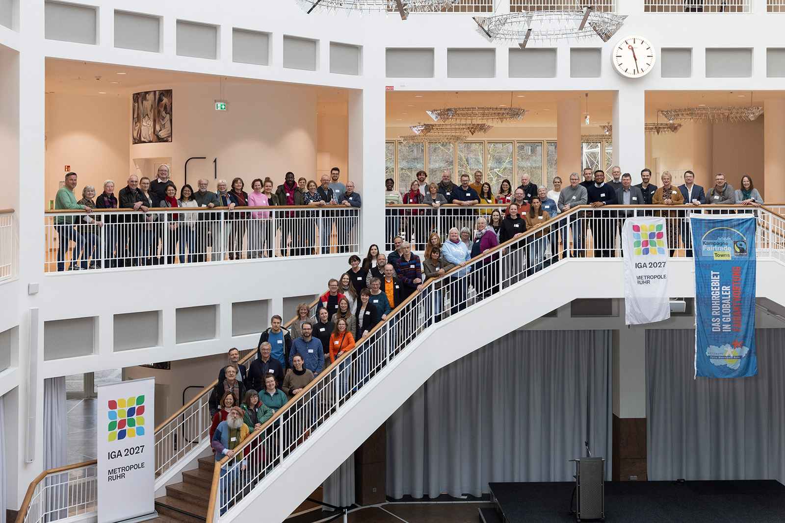Vertreter*innen der IGA 2027 im Ruhrgebiet und der Fairen Metropole Ruhr bei dem Netzwerktreffen im Treppenhaus des Rathauses in Castrop-Rauxel