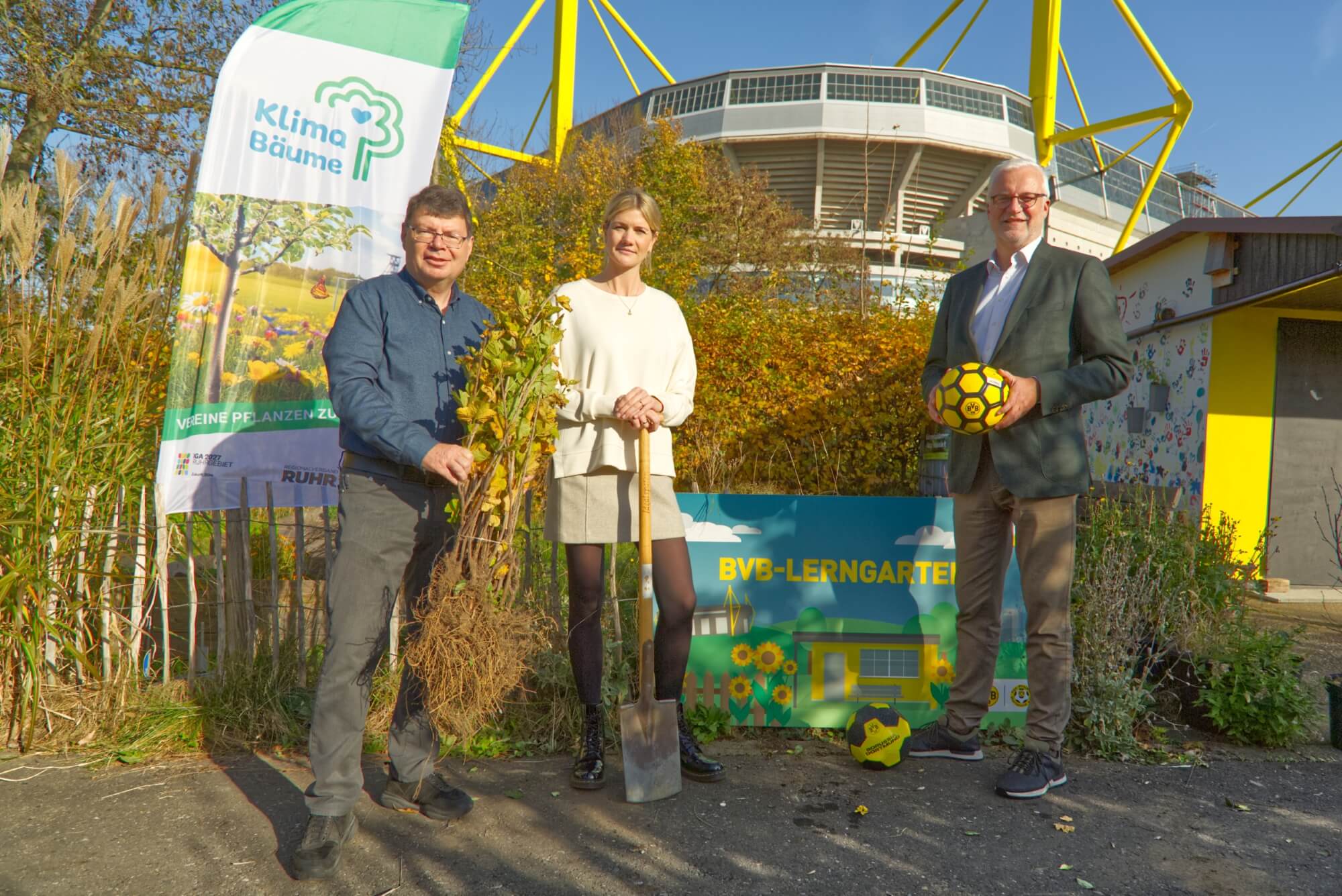 BVB Klimabäume Kooperation Lerngarten Horst Fischer (IGA), Marieke Philippi (BVB) und Garrelt Duin (RVR) im BVB-Lerngarten, im Hintergrund das Westfalenstadion.