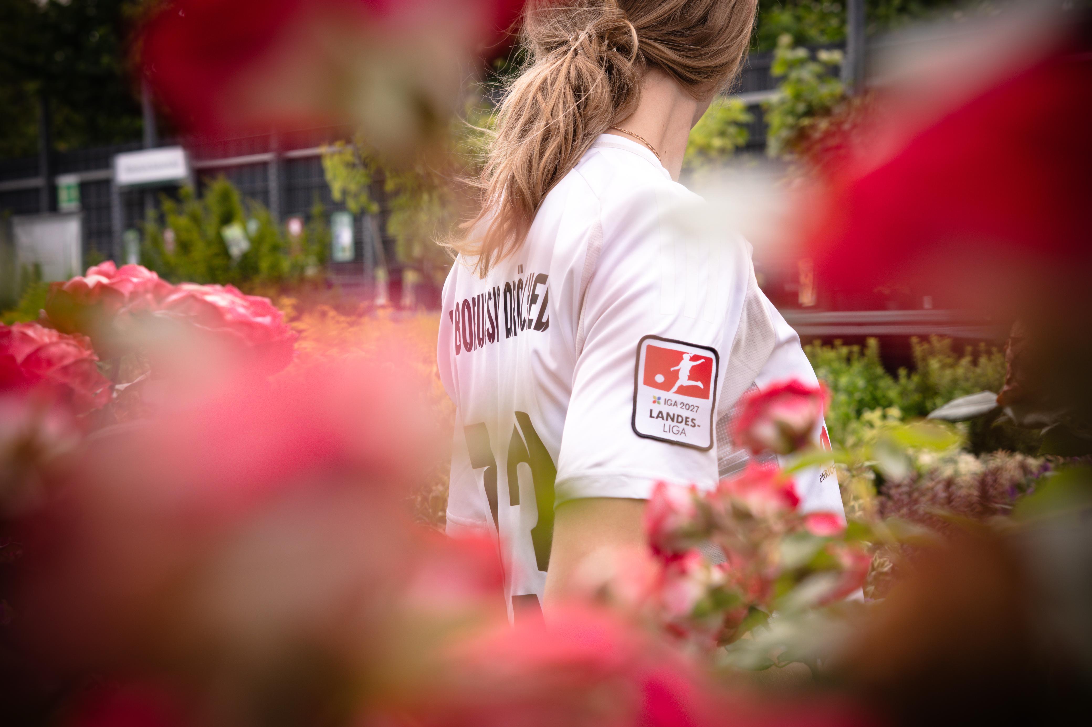 Frau mit Badges der IGA auf Trikotärmel