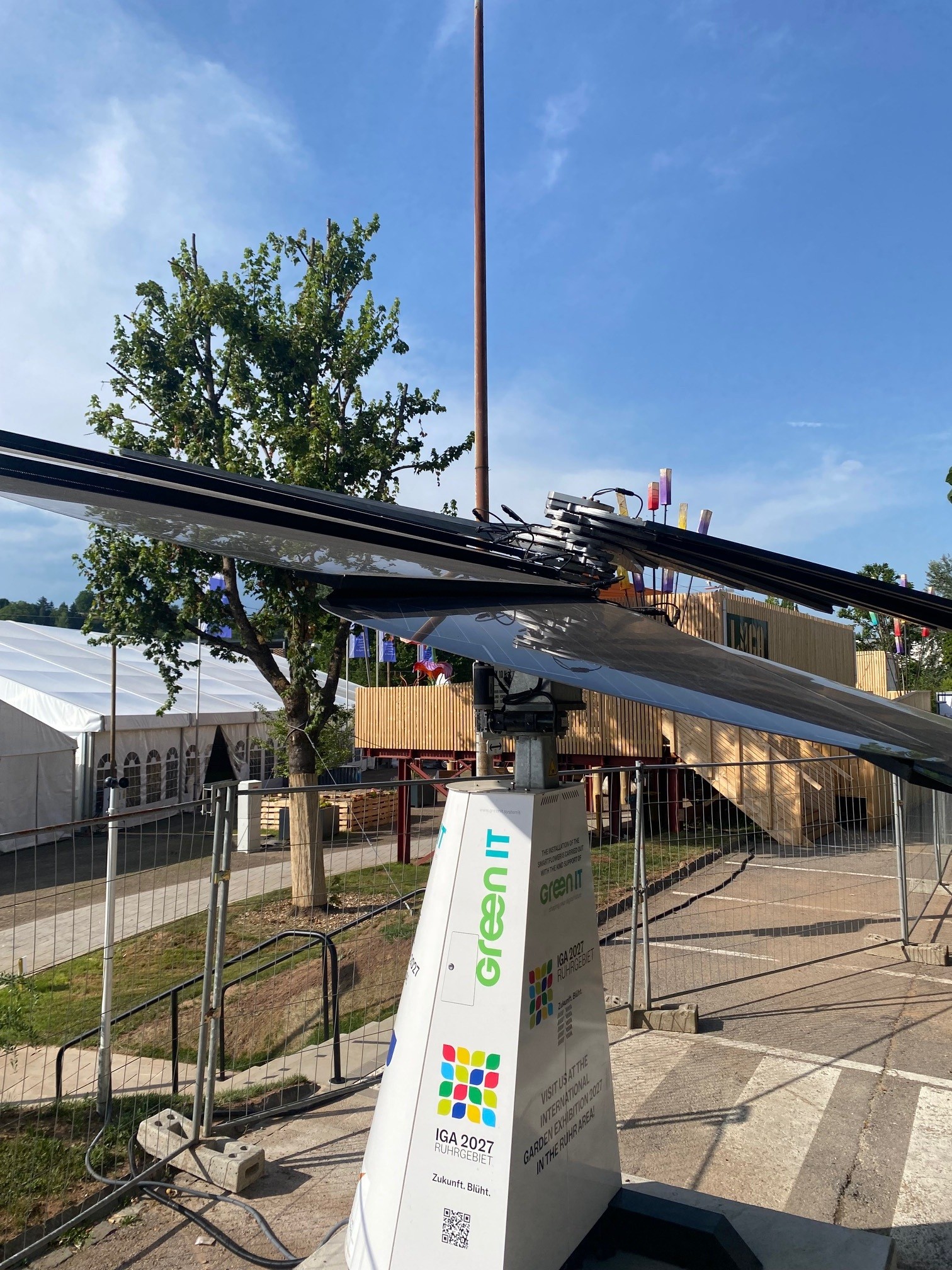 SmartFlower der Firma GREEN IT aus Dortmund Smart Flower, mit geöffneten Solarblättern