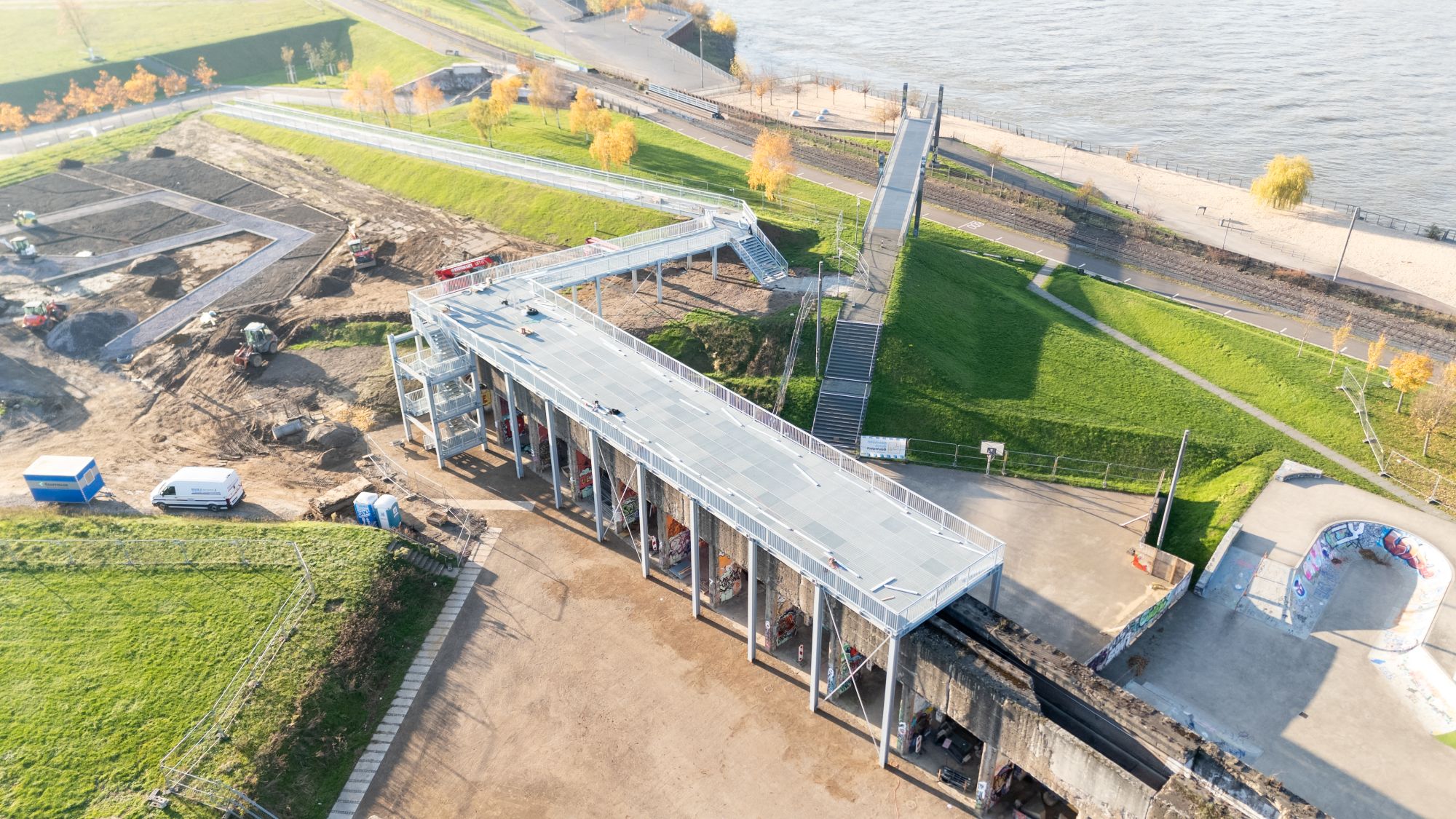 Drohnenaufnahme von einem Steg mit Aussichtsplattform im RheinPark Duisburg