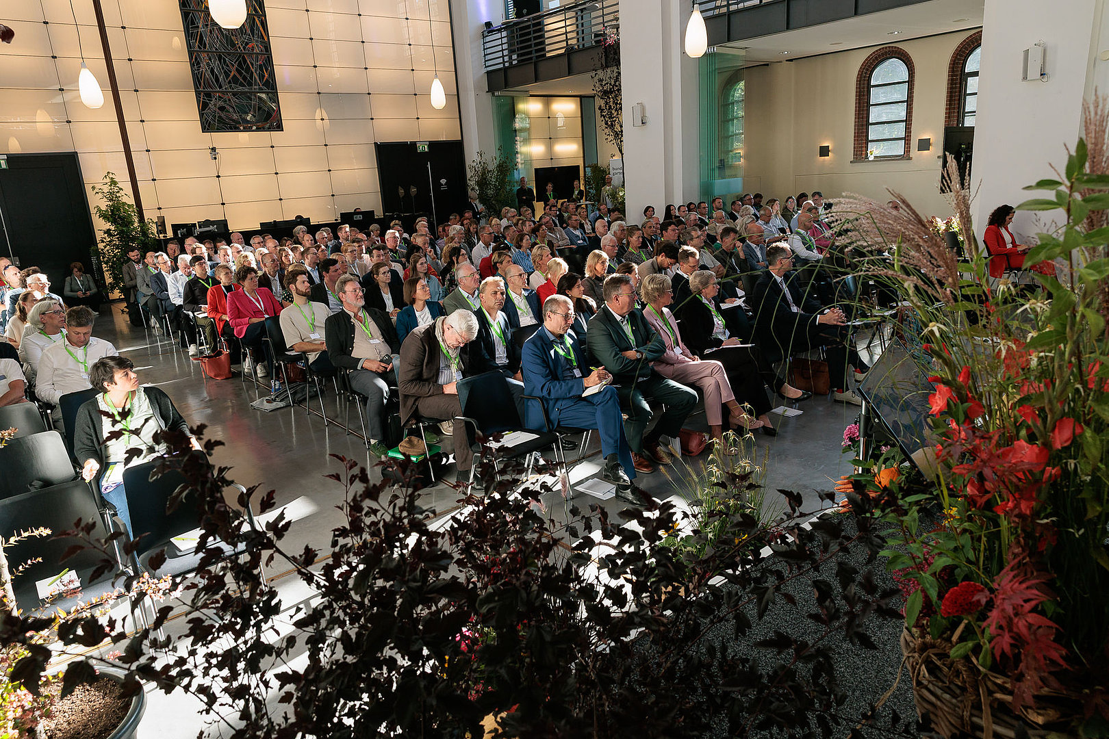 Publikum in Stuhlreihen sitzend