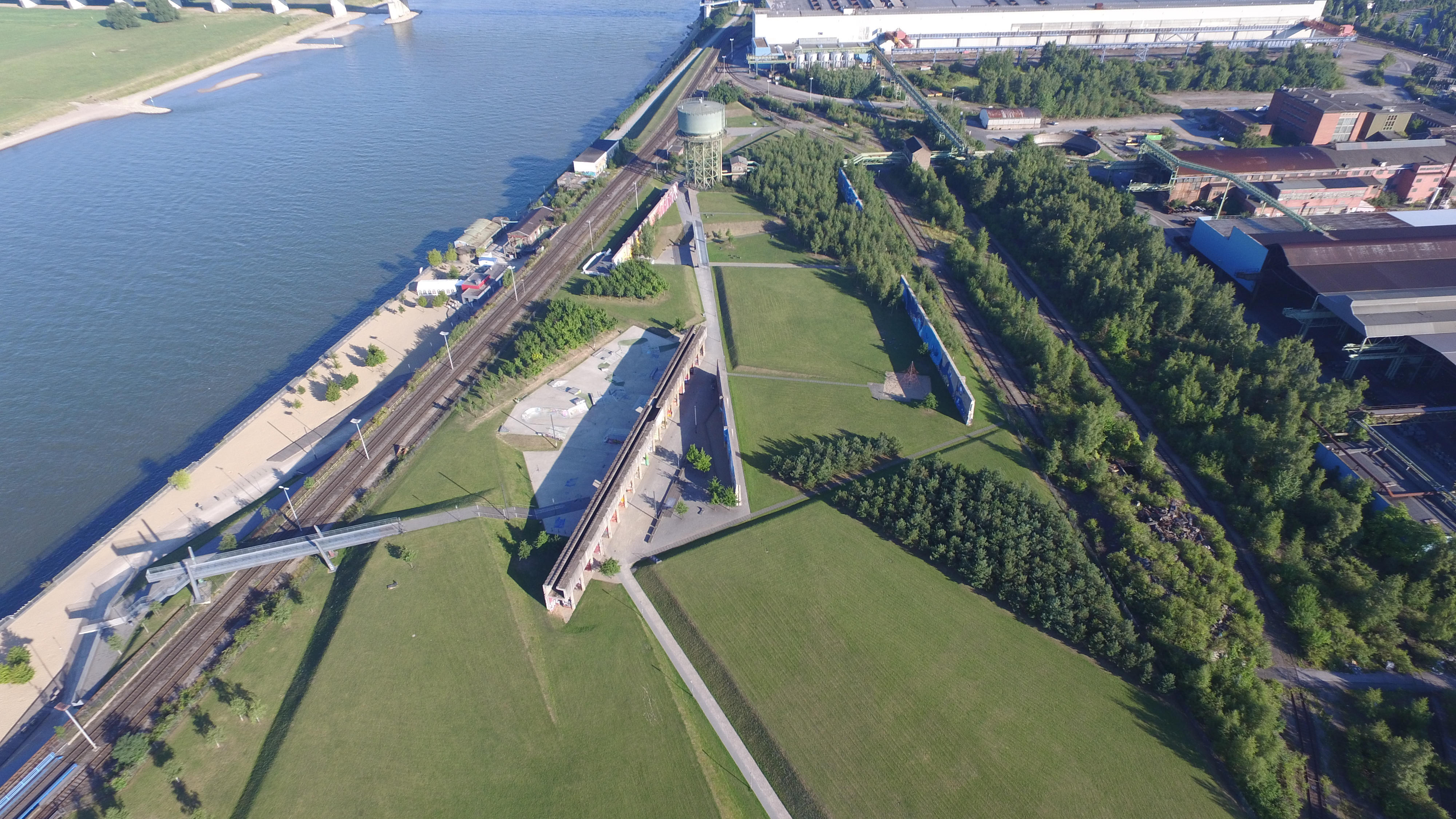 Luftbild vom Rhein und dem angrenzenden RheinPark mit dem Strandbereich