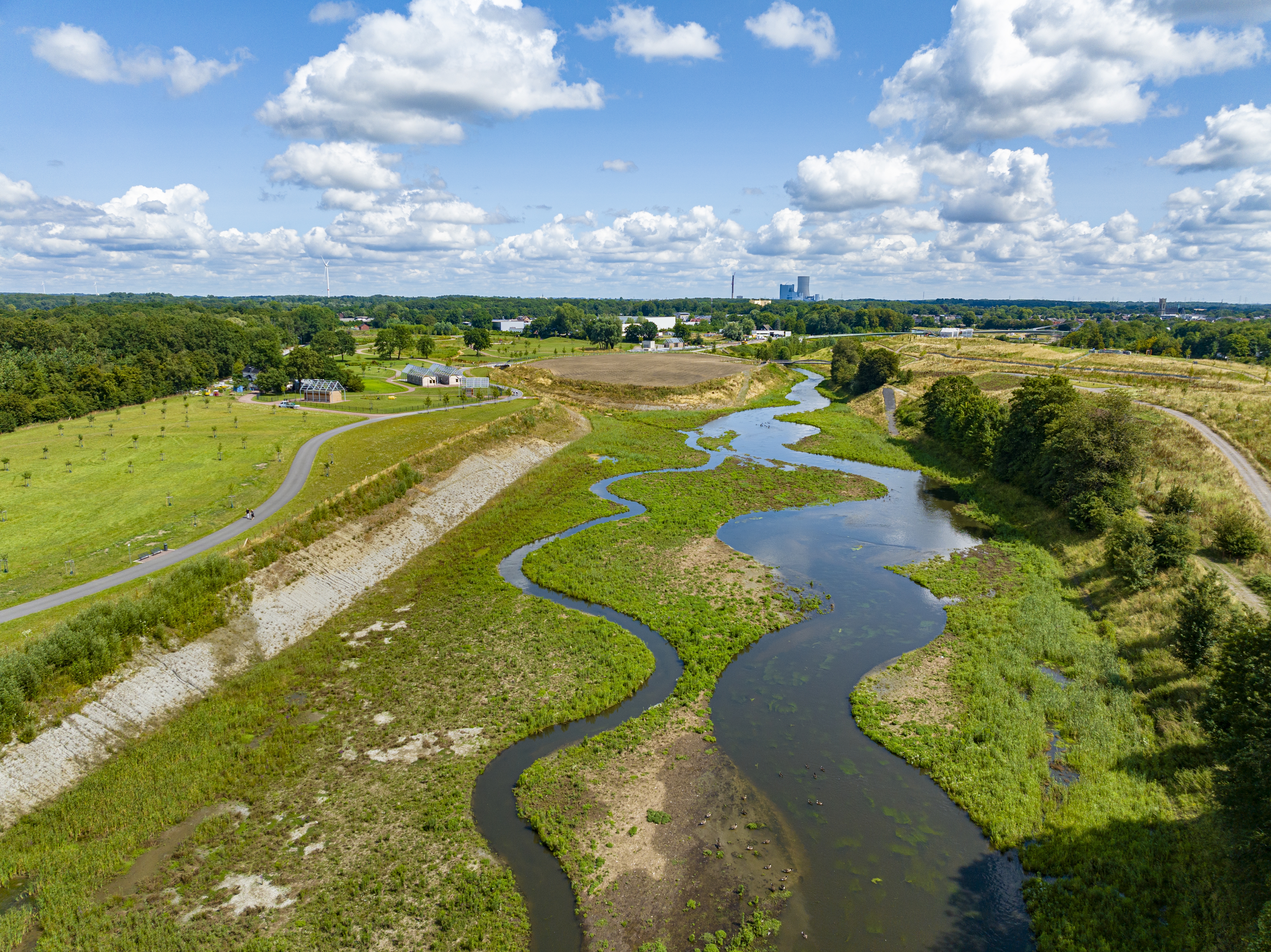 Luftbild auf den Flusslauf der renaturierten Emscher