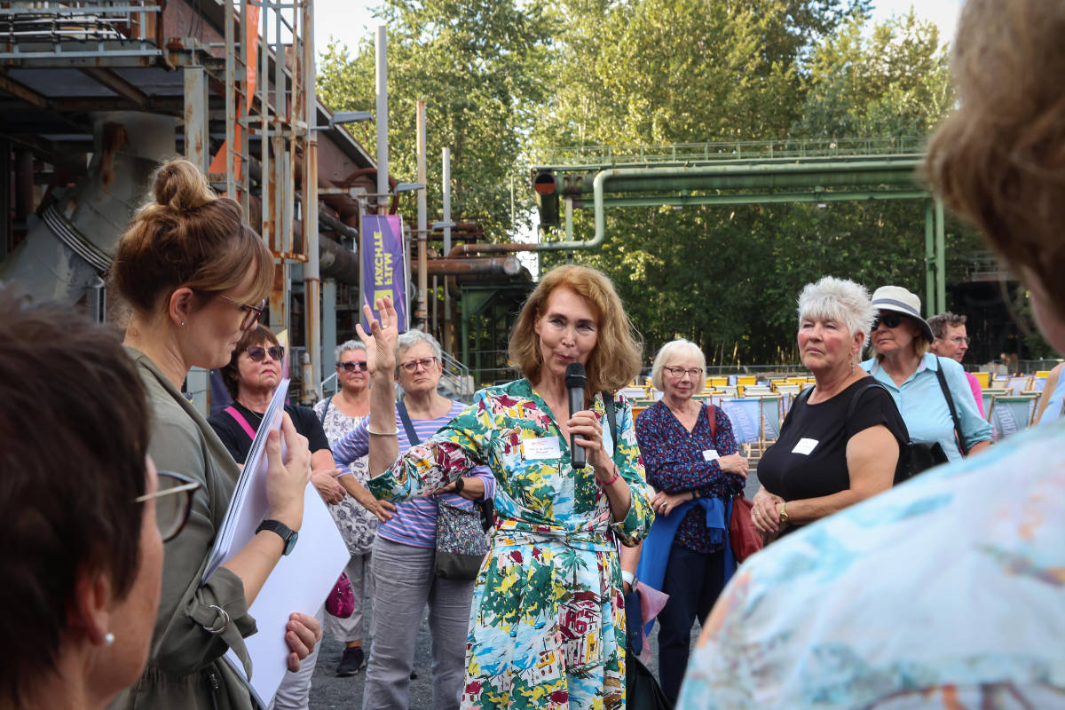Prof. Dr. Dr. Martina Oldengott mit Vertreterinnen der Dortmunder Frauenverbände während des Rundgangs durch die Kokerei Hansa.