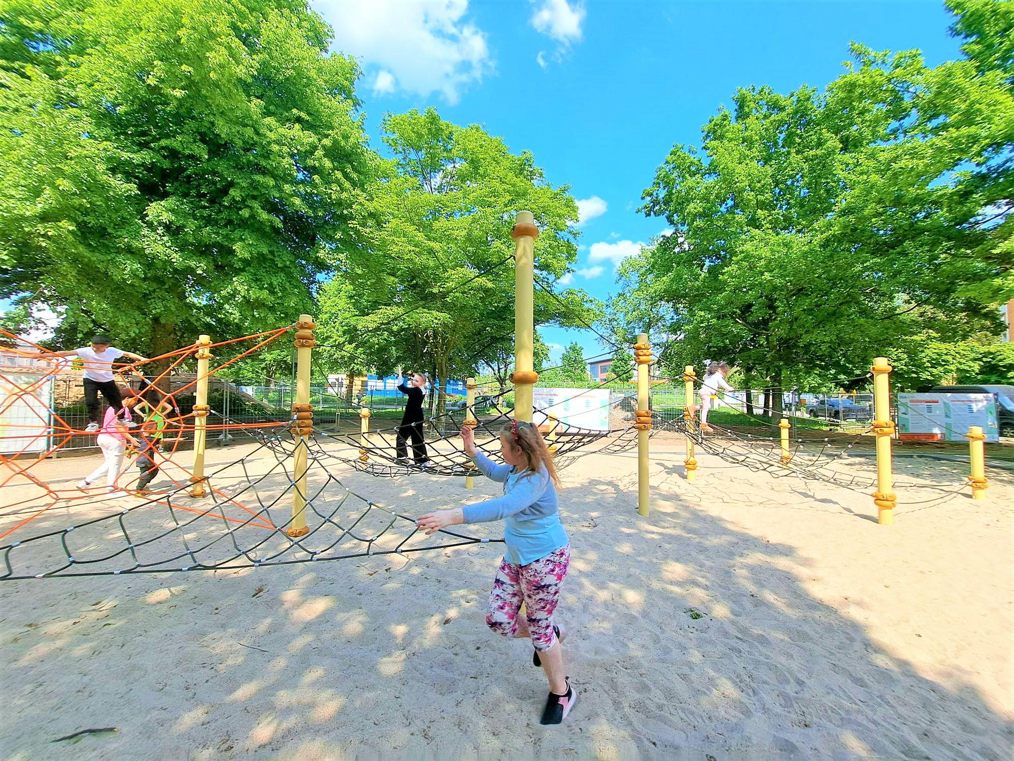 Mädchen auf dem Spielplatz