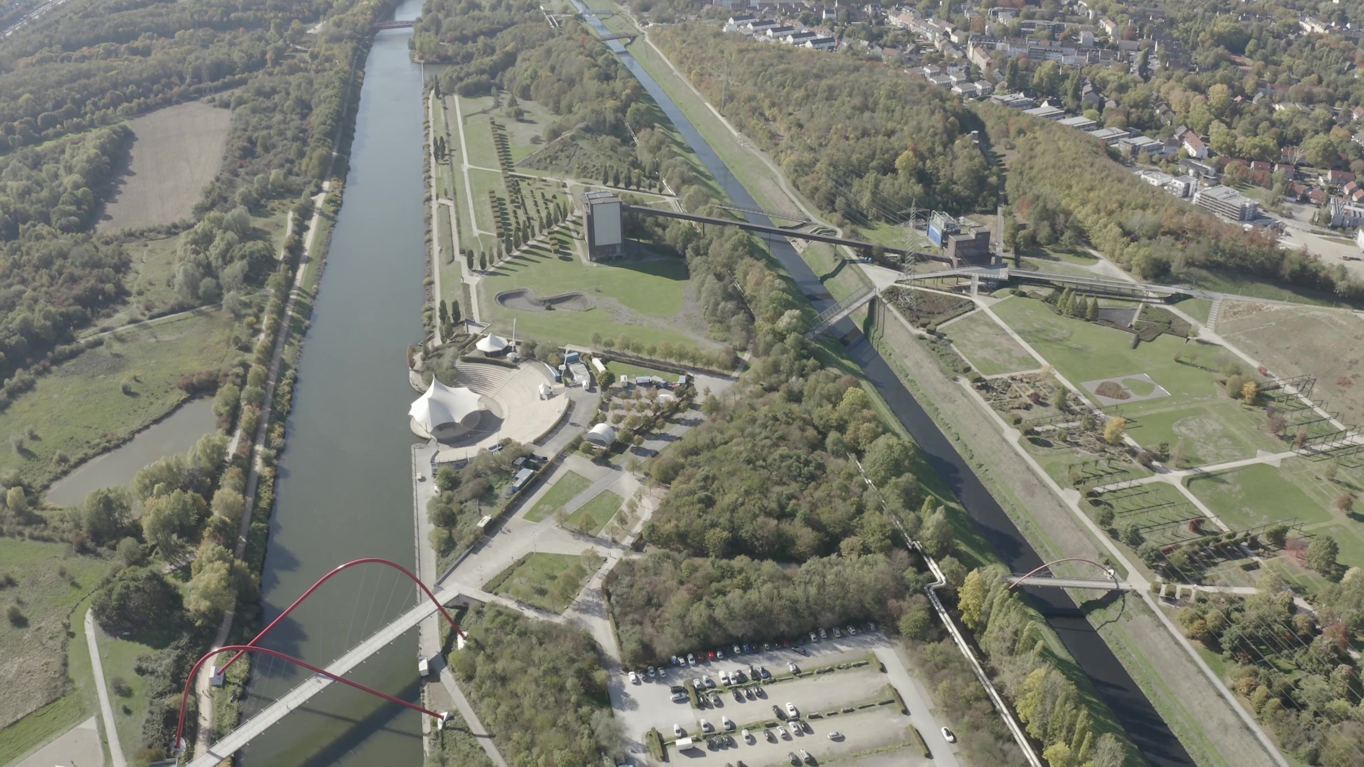 Das Bild zeigt den Nordsternpark Gelsenkirchen mit Fokus auf das dortige Amphitheater aus der Vogelperspektive.