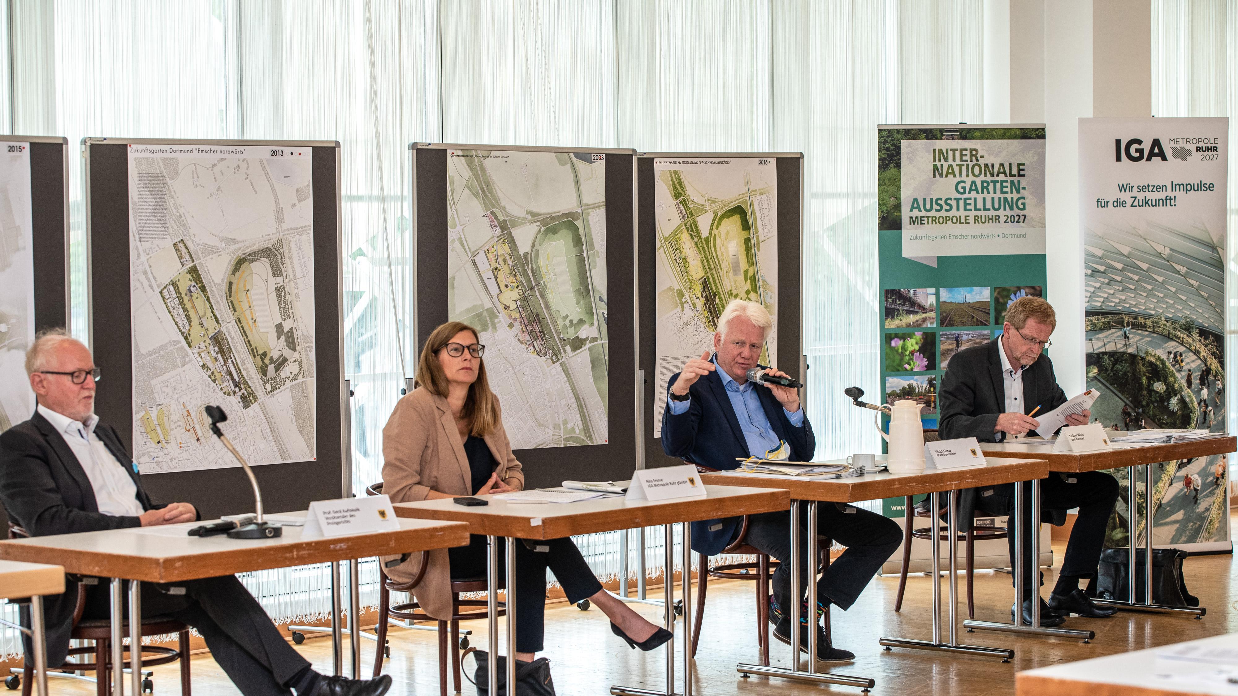 Das Bild zeigt Nina Frense und andere bei der Bekanntgabe der Wettbewerbsergebnisse.