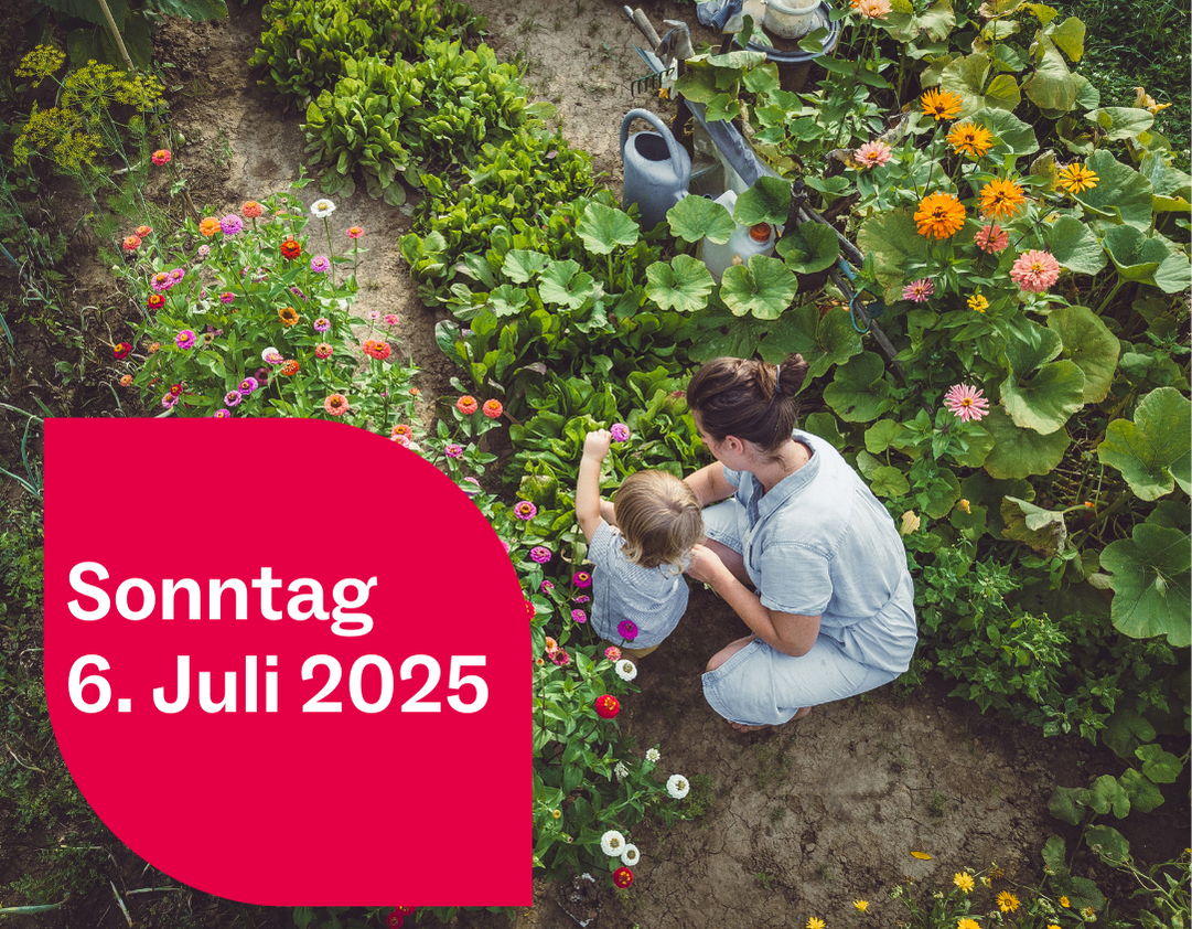 Mutter mit Kind im Garten. Rotes Blütenblatt mit Termin:  Sonntag, 6. Juli 2025