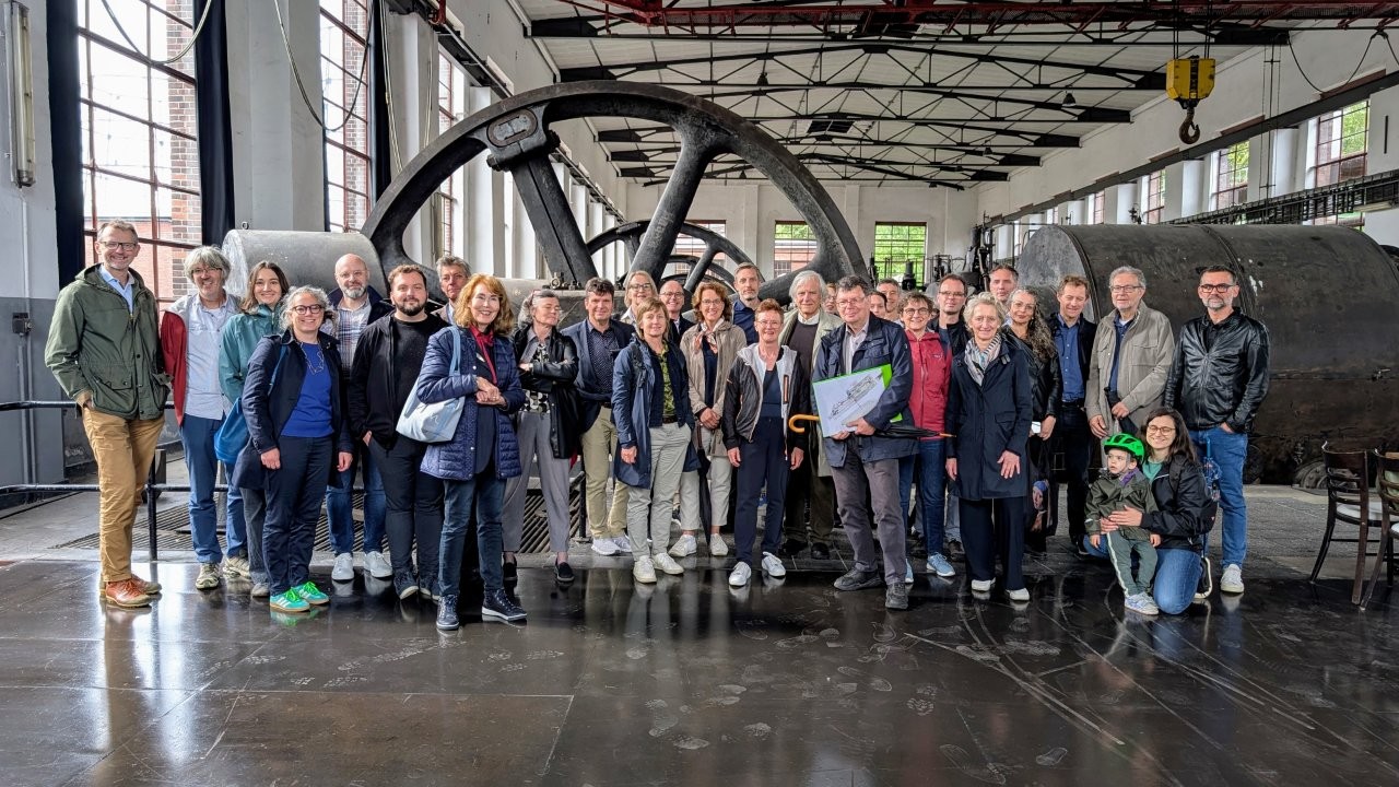 Gruppenbild in historischer Maschinenhalle