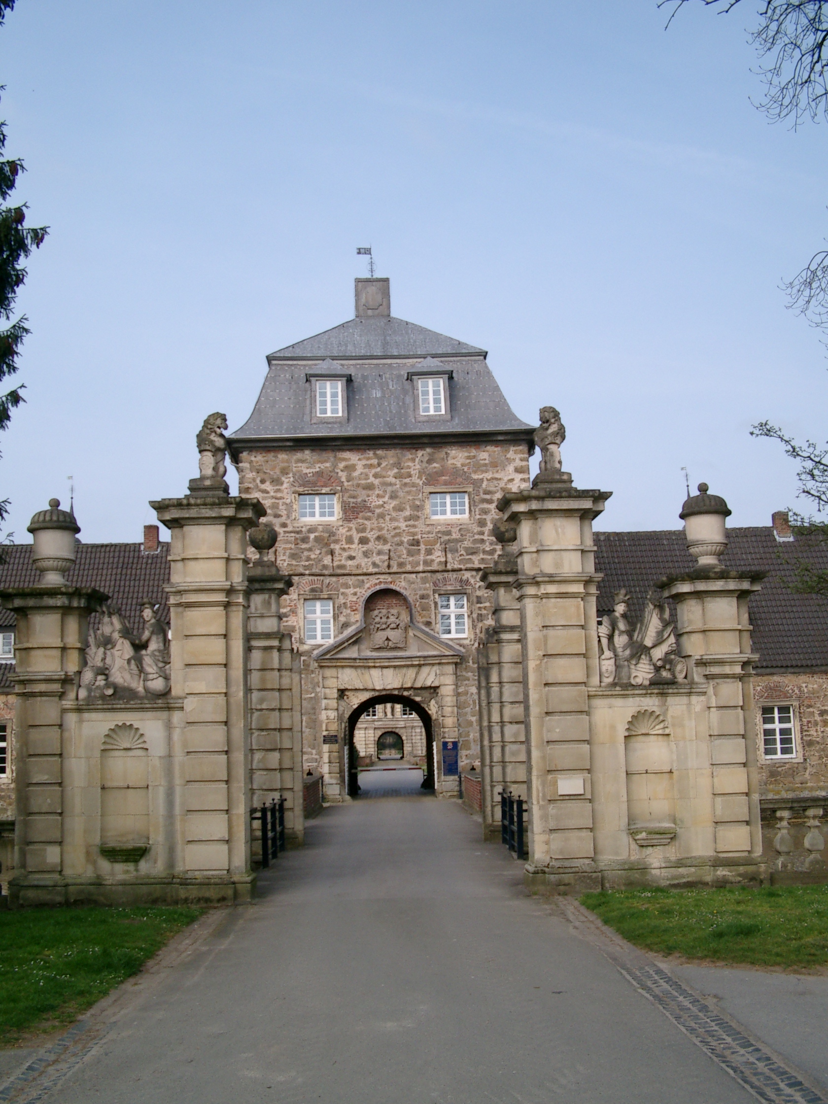 Schloss Lembeck, Ost-West-Achse