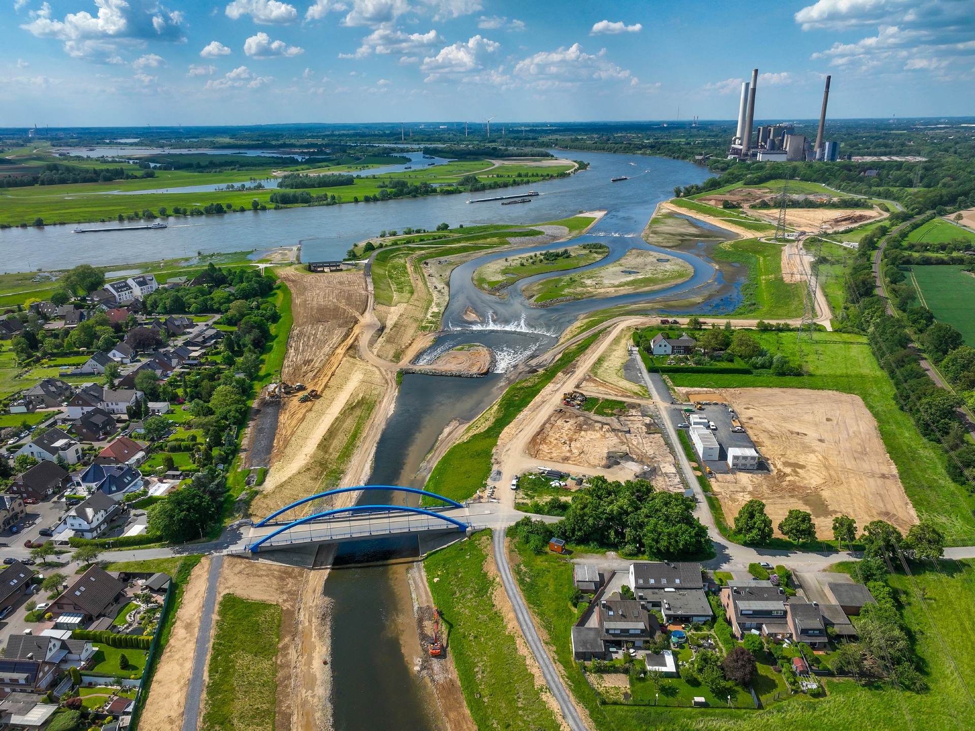 Vogelperspektive auf das Areal an der Emschermündung, rechts ein Baufeld, auf dem der Aquarellgarten entstehen soll.