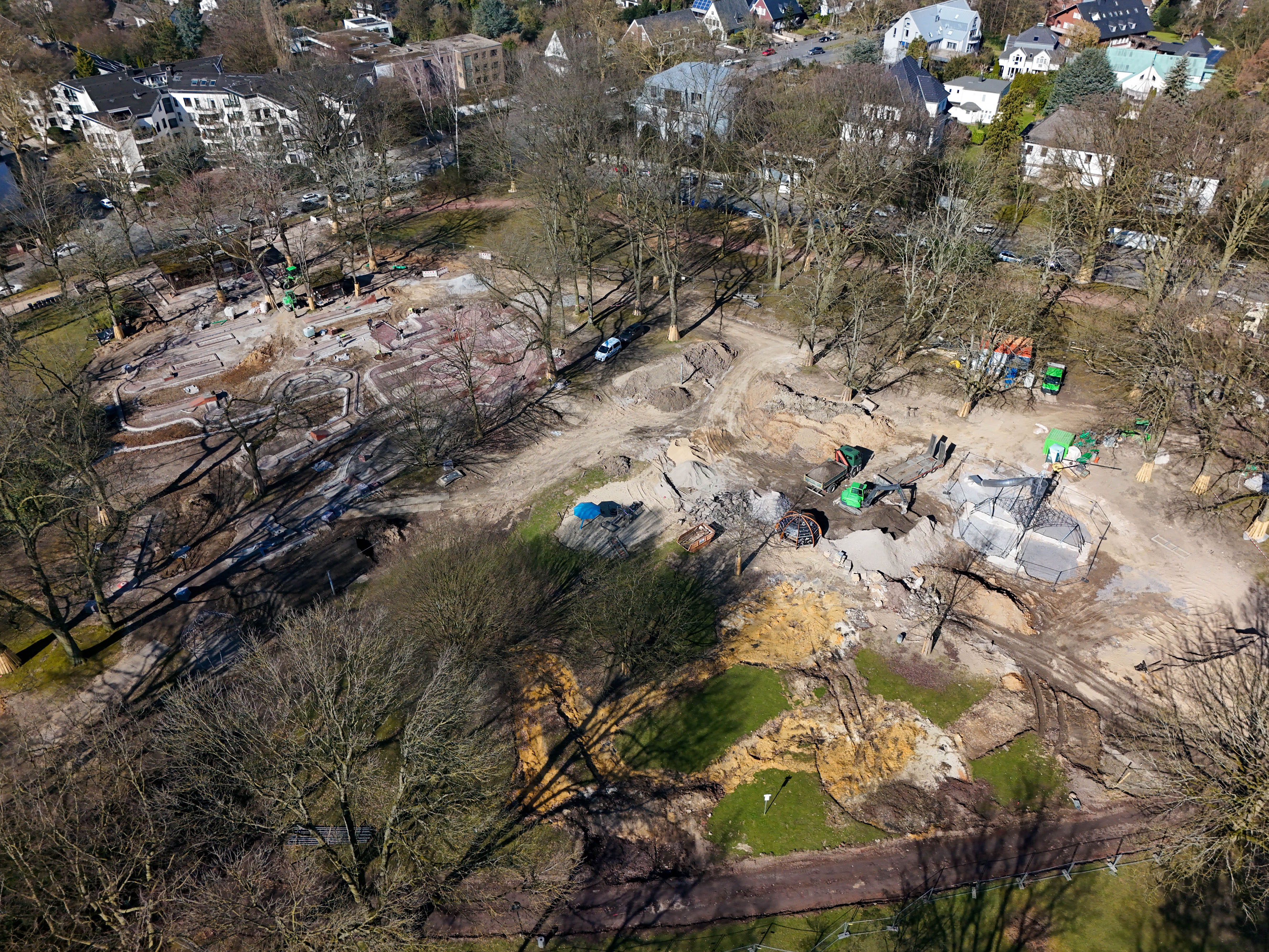 Vogelperspektive auf den Spielplatz und die Minigolfanlage während des Umbaus