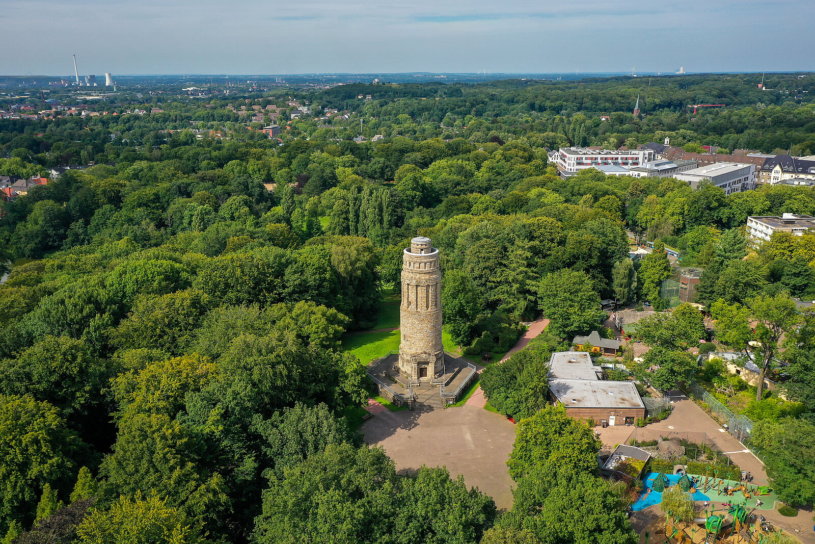 Bismarckturm mittig umgeben von Grünen Bäumen