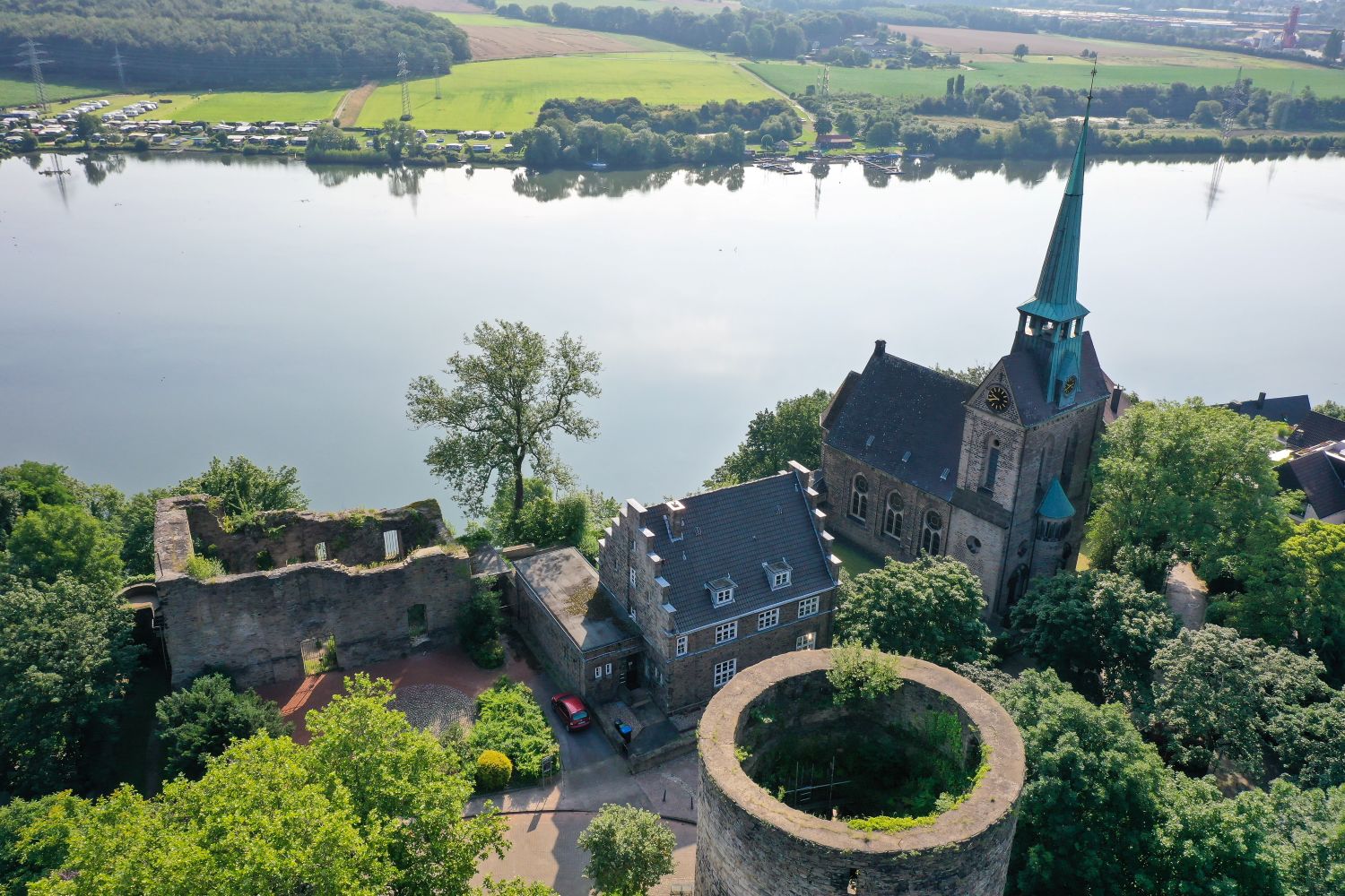 Drohnenblick auf die Burgruine Wetter (Ruhr) mit Freiheit