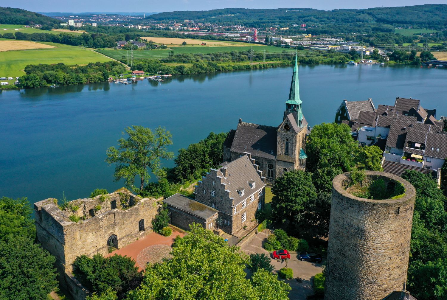 Drohnenaufnahme der Burgruine Wetter (Ruhr) mit Freiheit