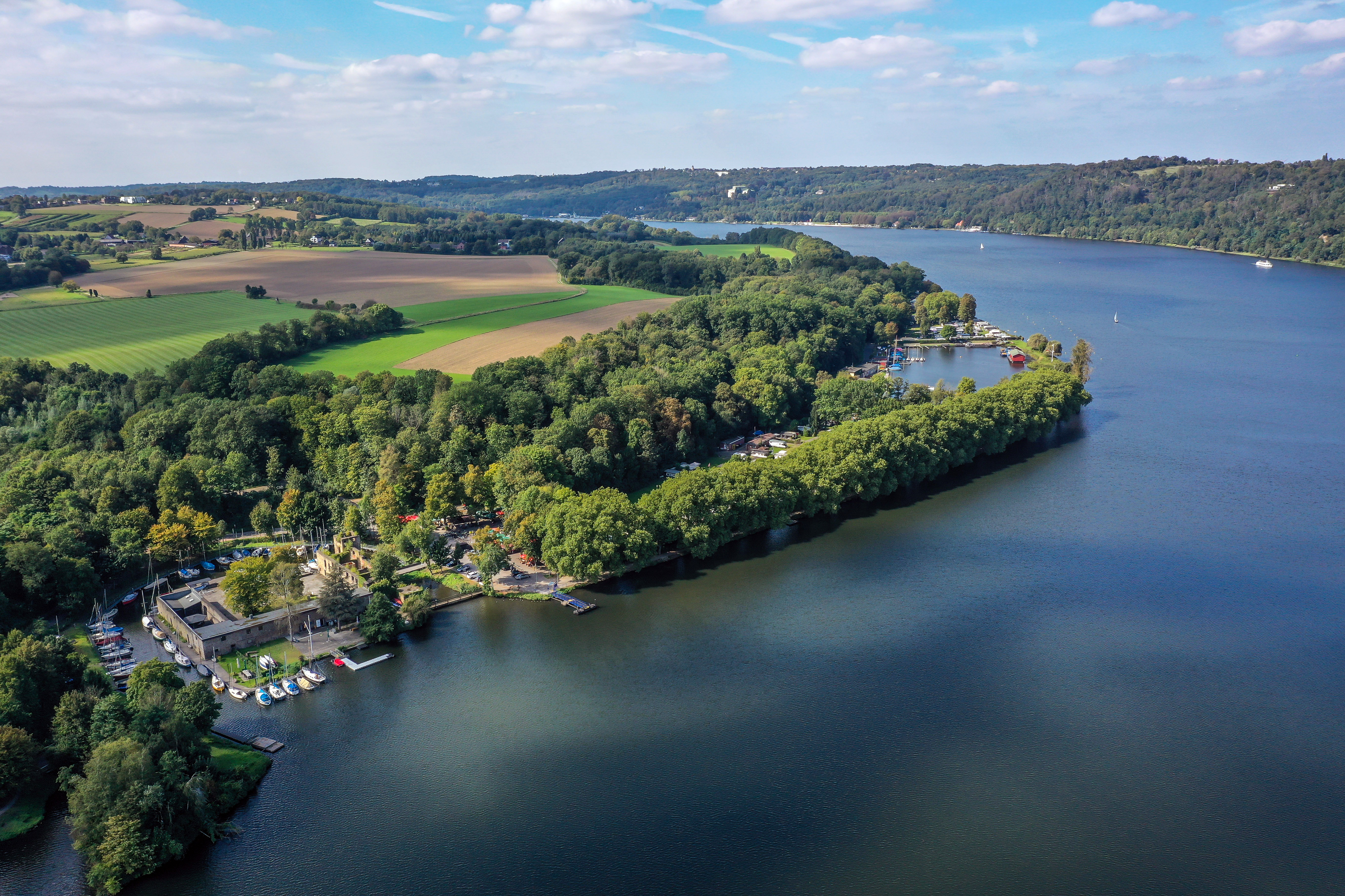 Vogelperspektive auf das Essener Ruhrtal inklusive Baldeneysee