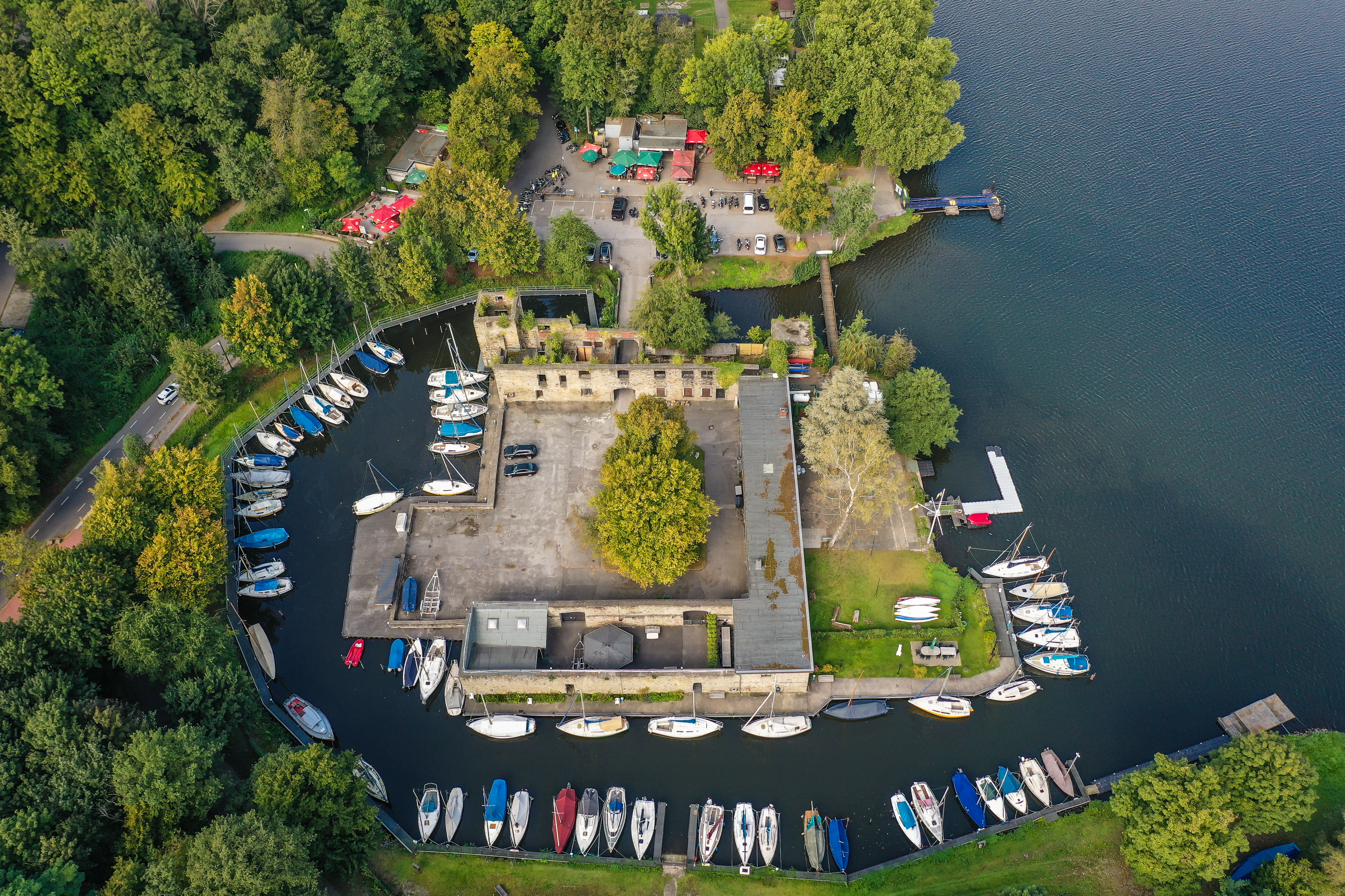 Ein kreisförmiger Bootshafen aus Drohnensicht