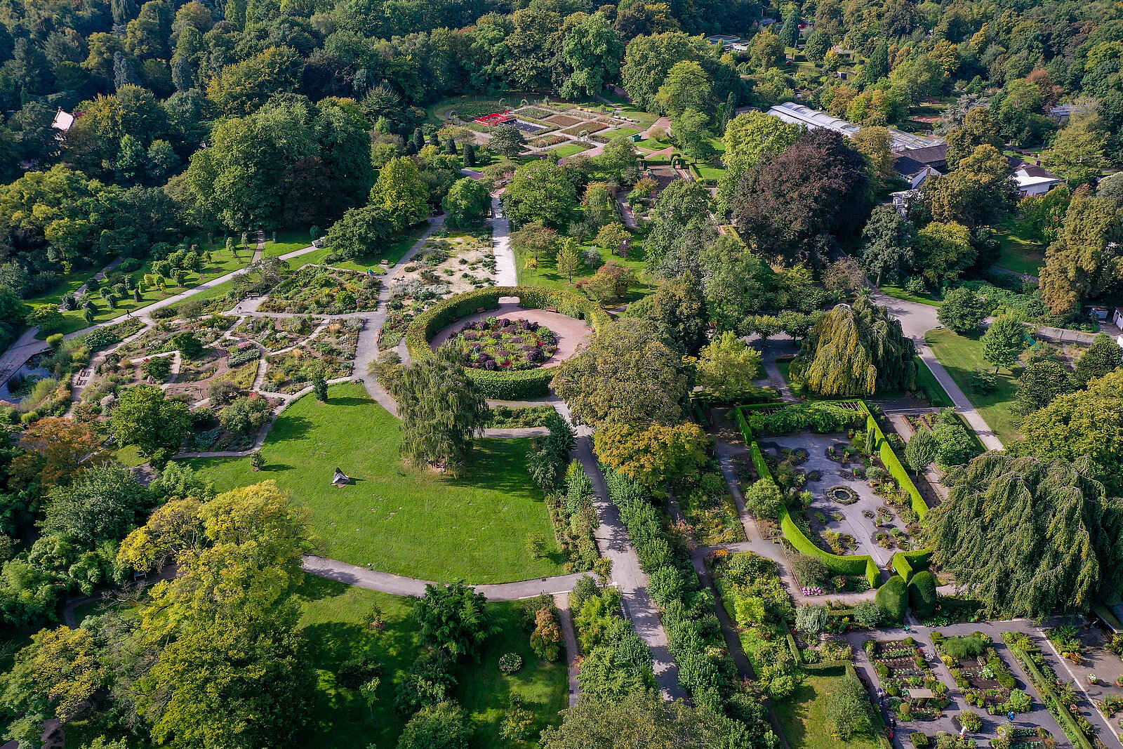 Der Grugapark aus Vogelperspektive mit vielen verschiedenen Bäumen, Pflanzen, Büschen, Wegen