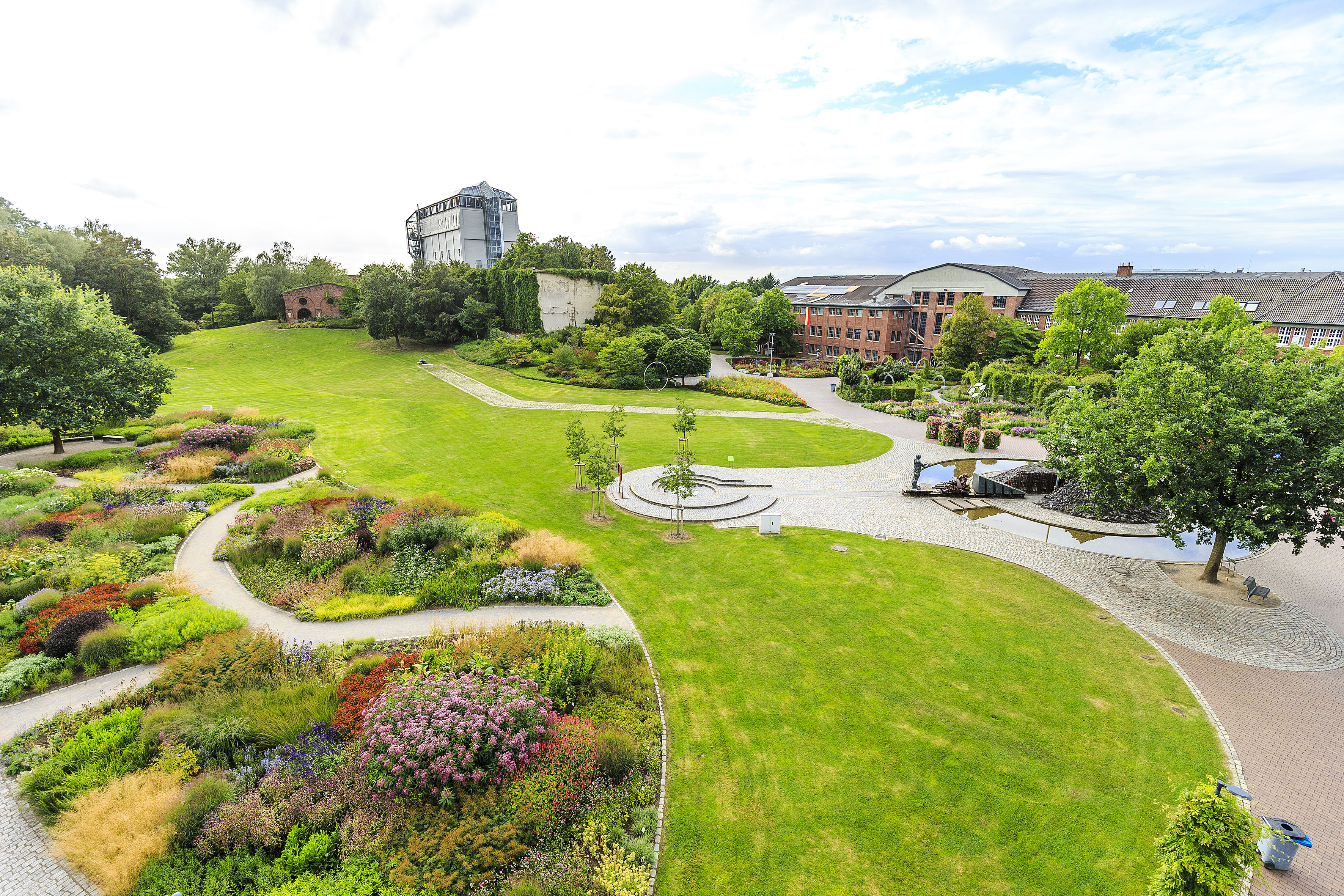 Blick auf den Park mit großer Wiese und bunten Blumen