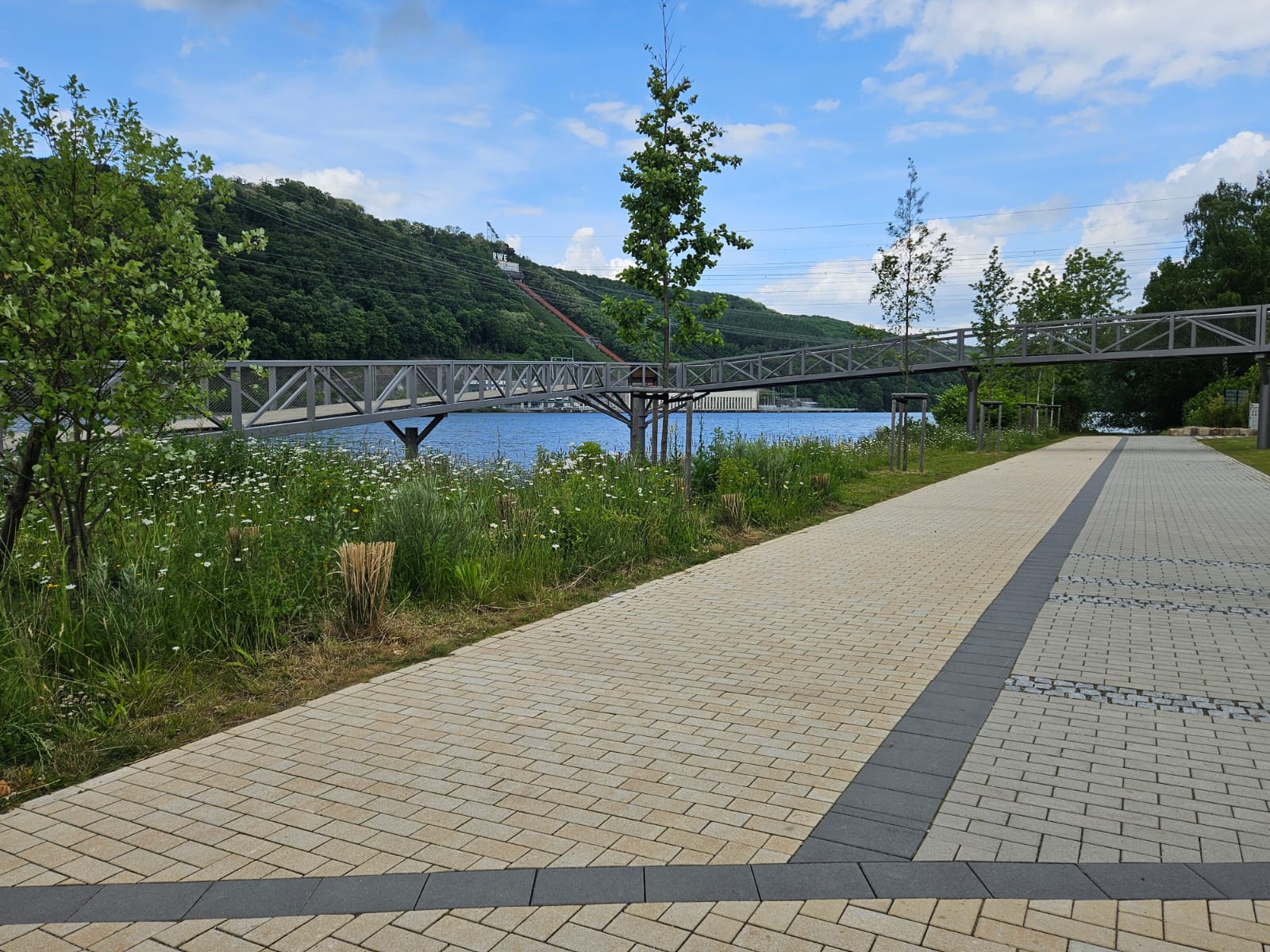 Blick auf den Steg über dem Wasser vom Ufer aus