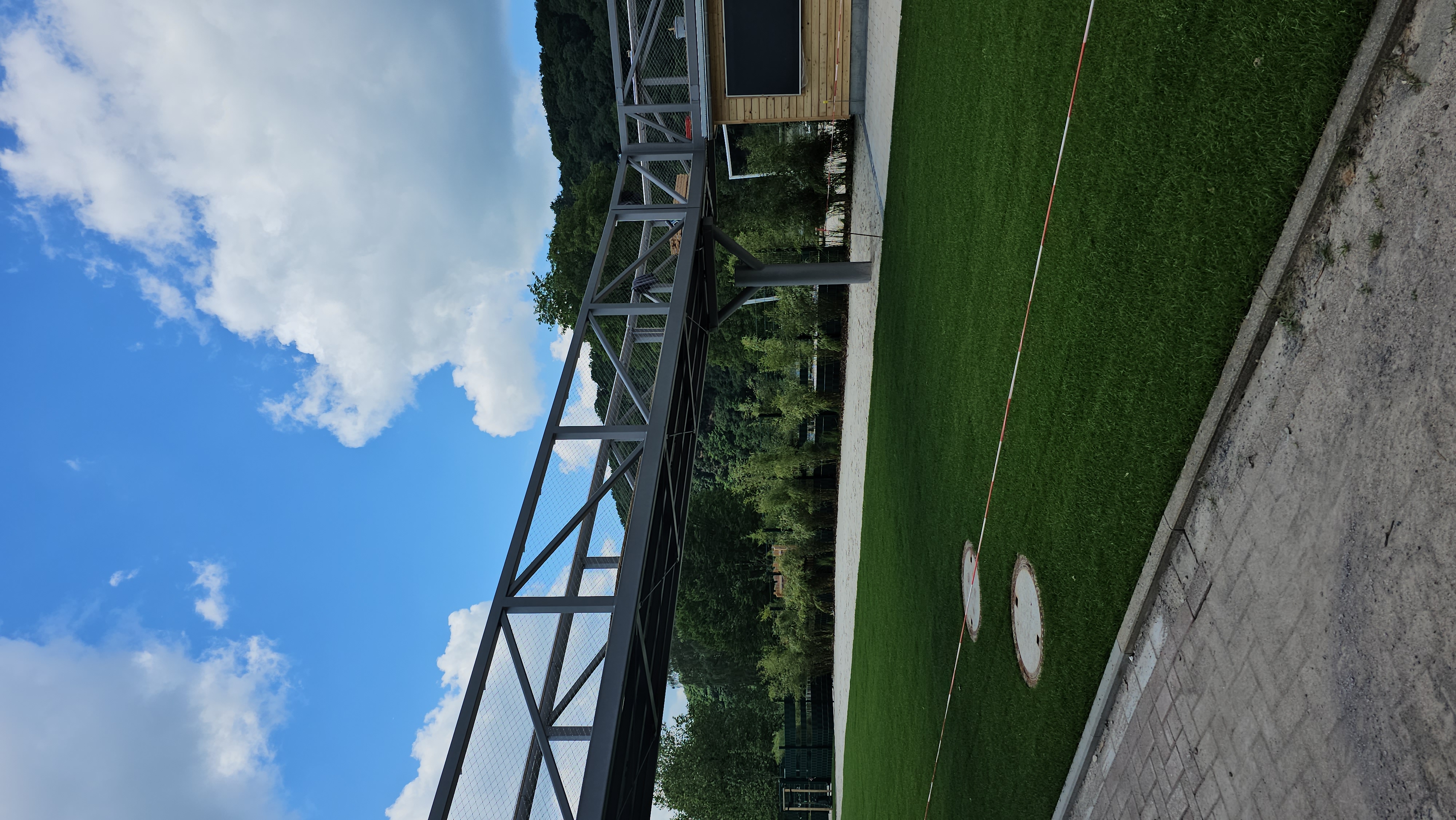 Brücke, die über eine grüne Wiese führt