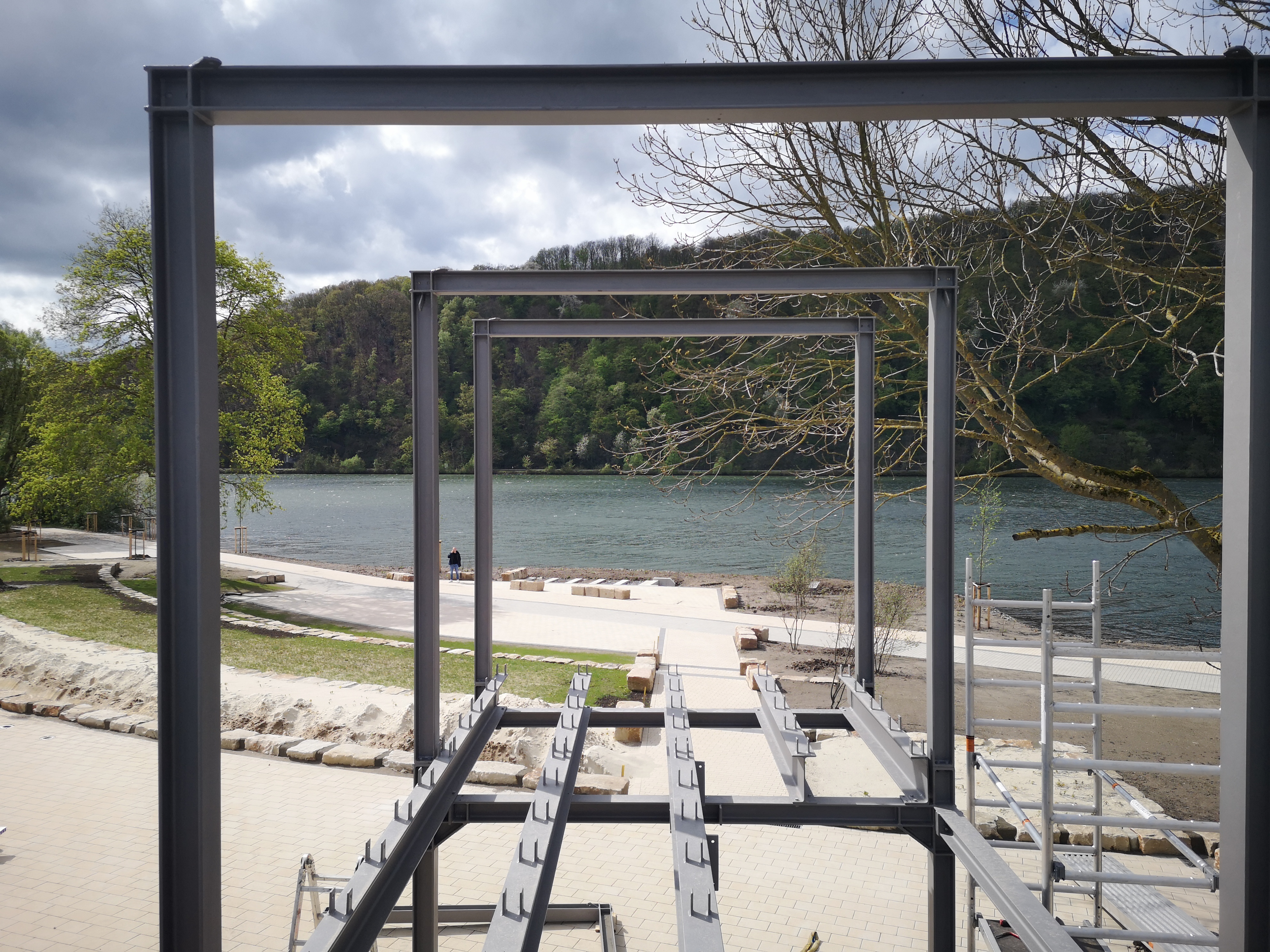 Blick auf das Wasser durch den Stegbau