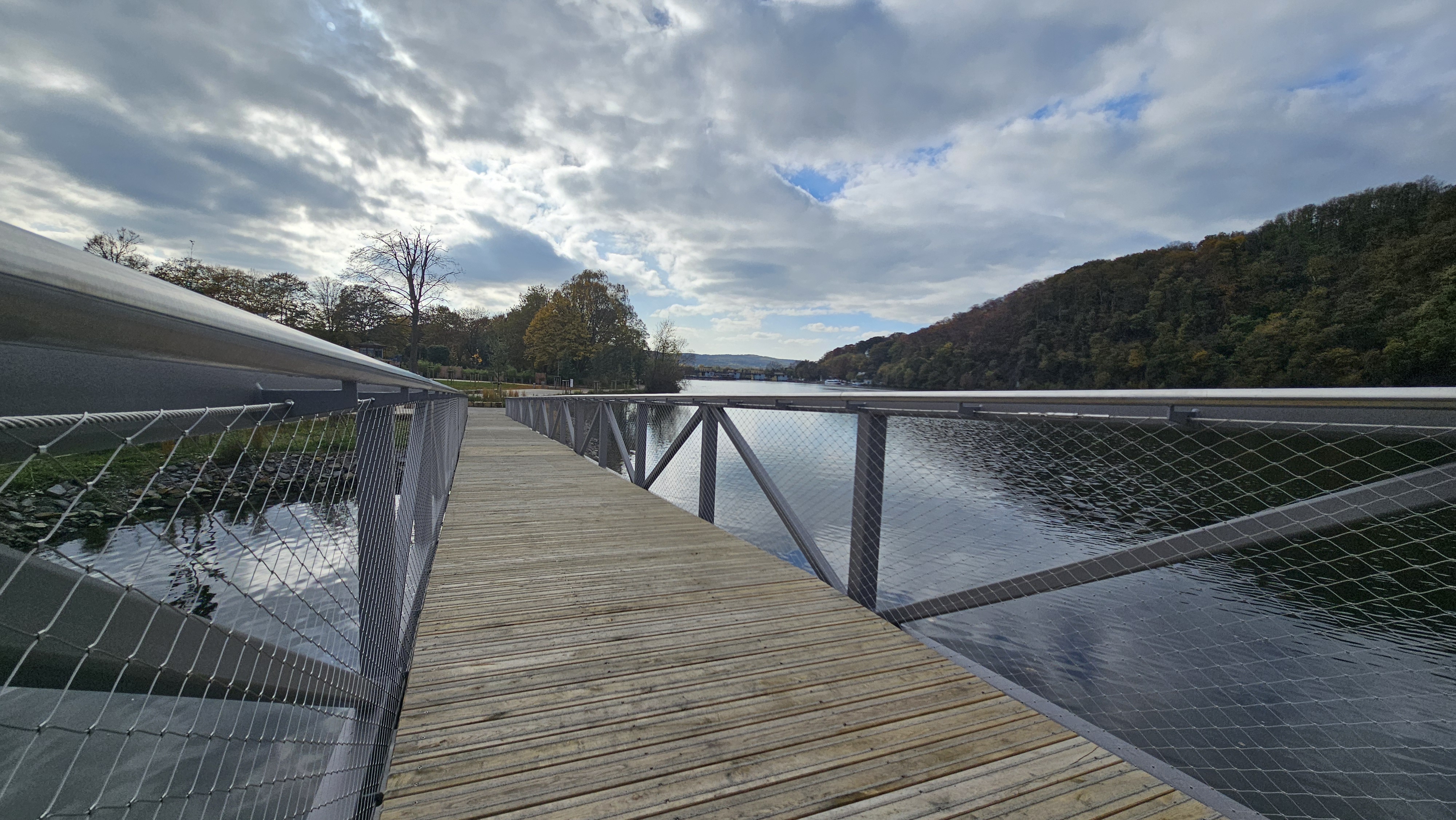 Foto vom Steg über dem Wasser 