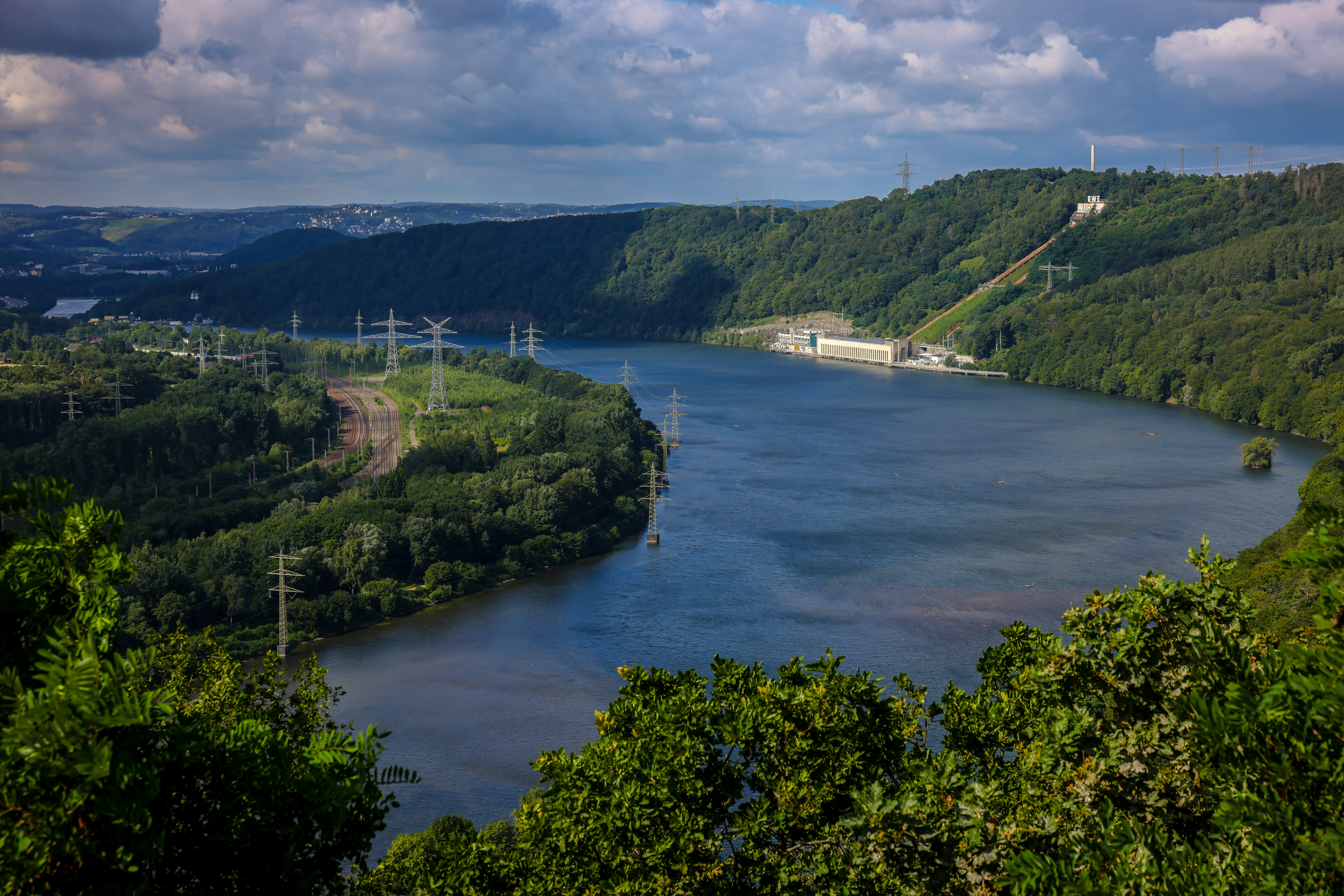 Vogelperspektive auf den Hengsteysee umgeben von grünen Wäldern
