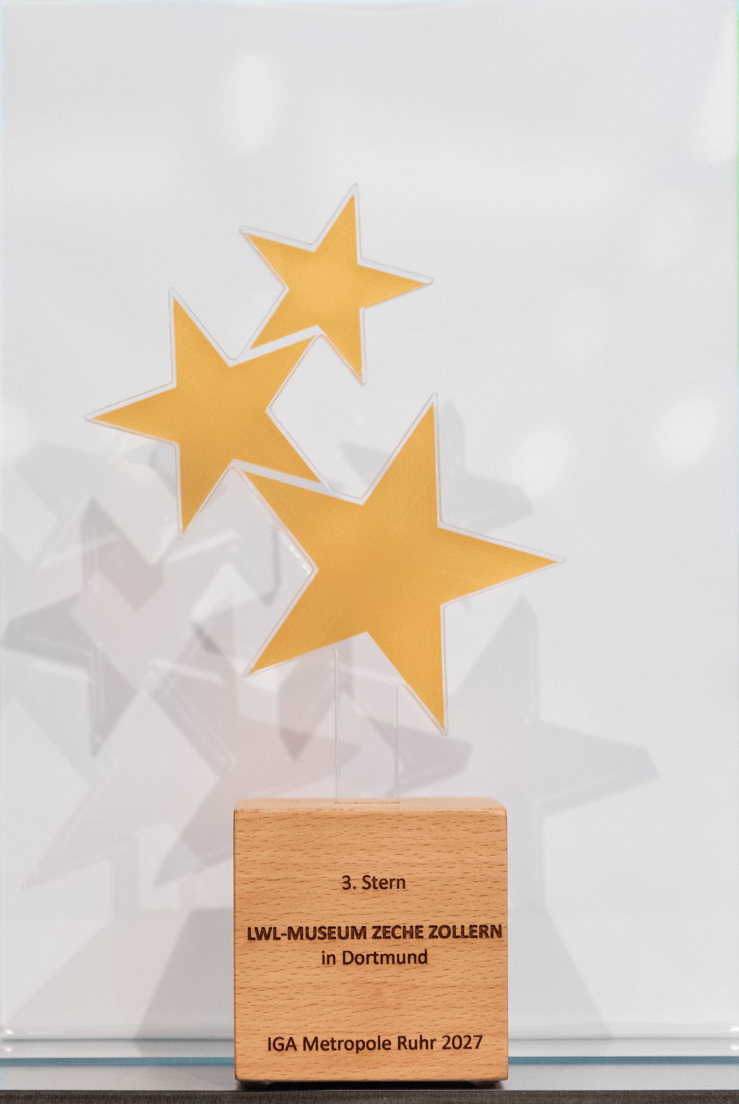 Trophäe mit Gravierung und drei Sternen
