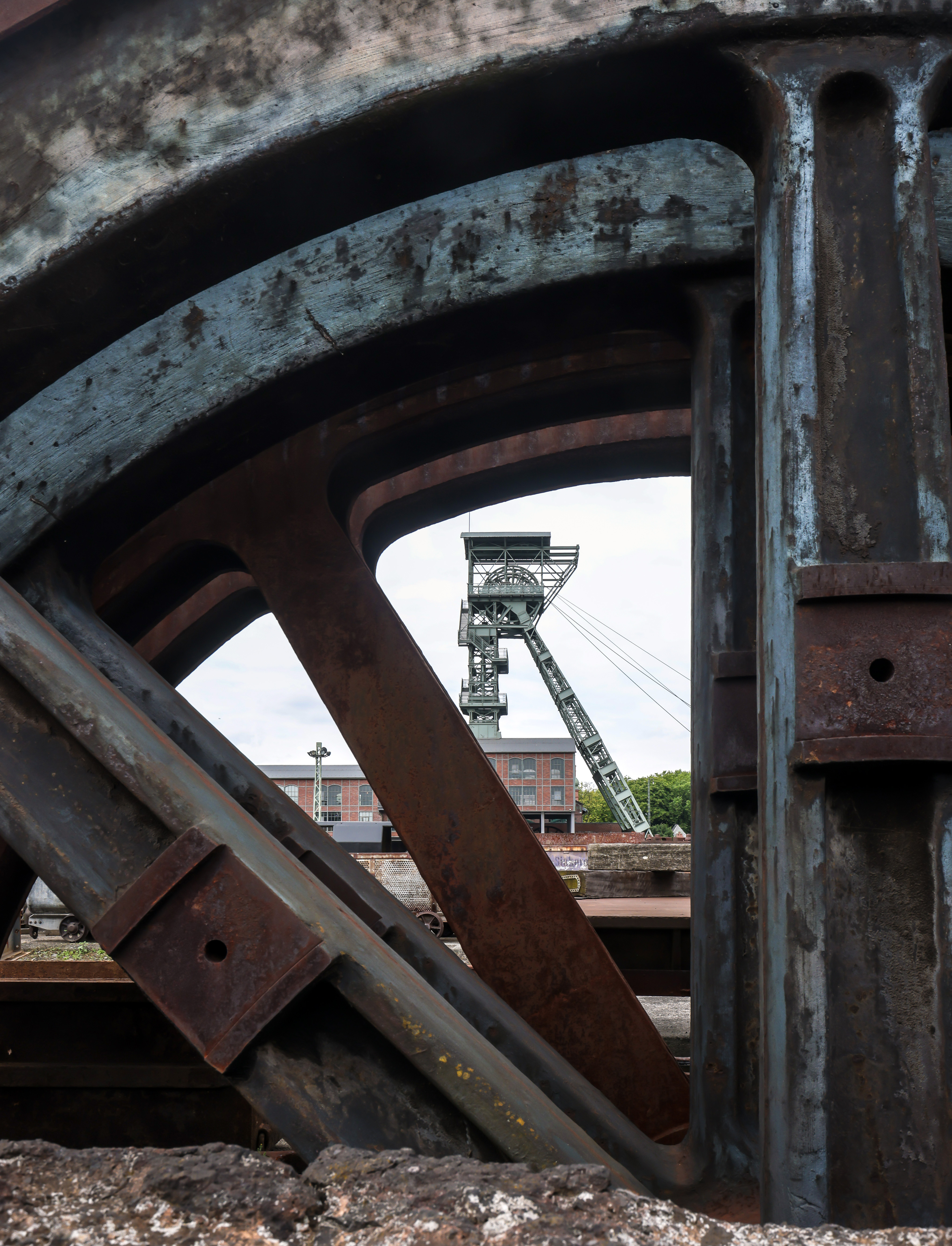 Der Förderturm der Zeche Zollern durch in Förderrad fotografiert