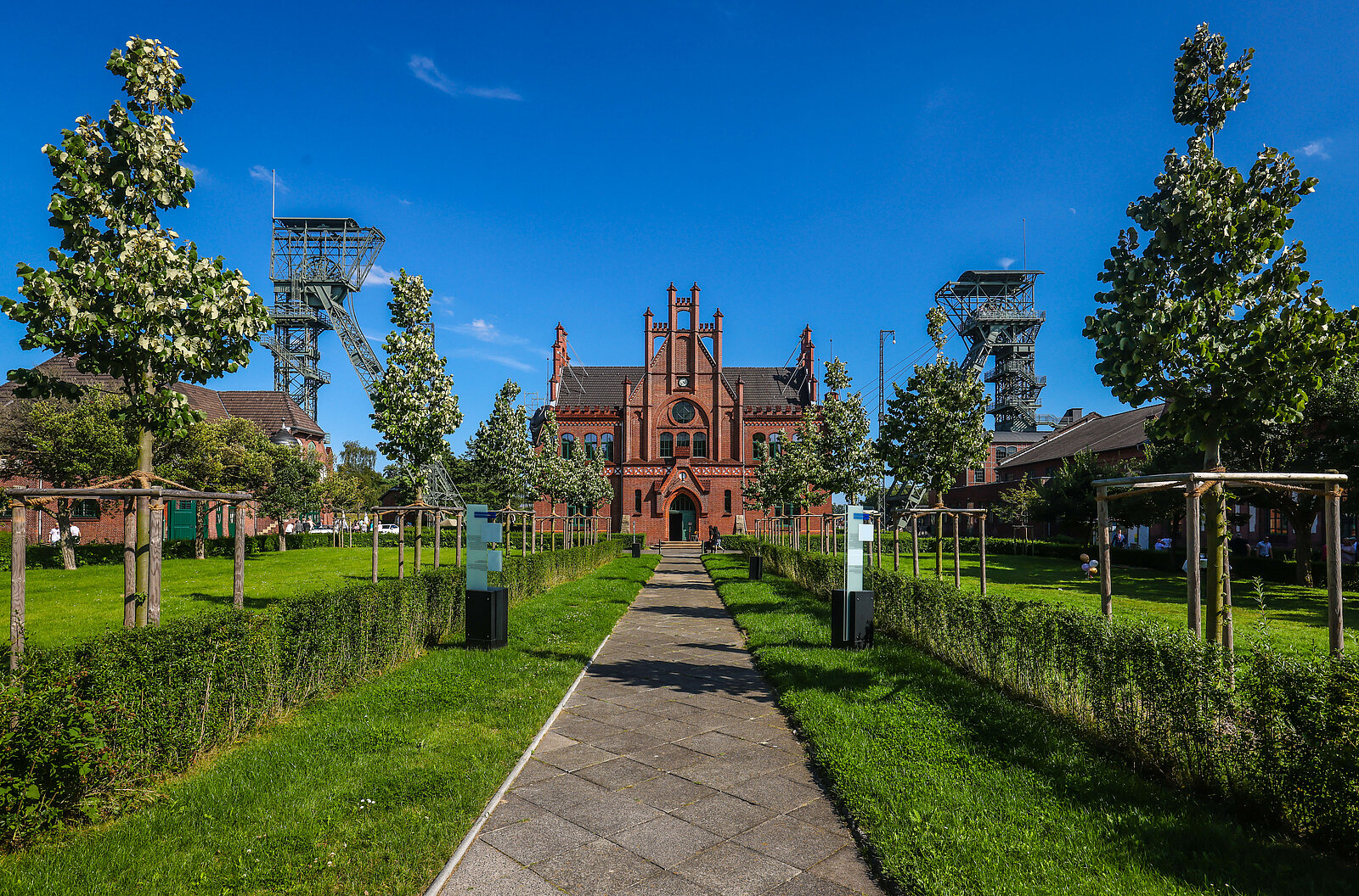 Hauptgebäude Zeche Zollern mit grüner Allee im Vordergrund