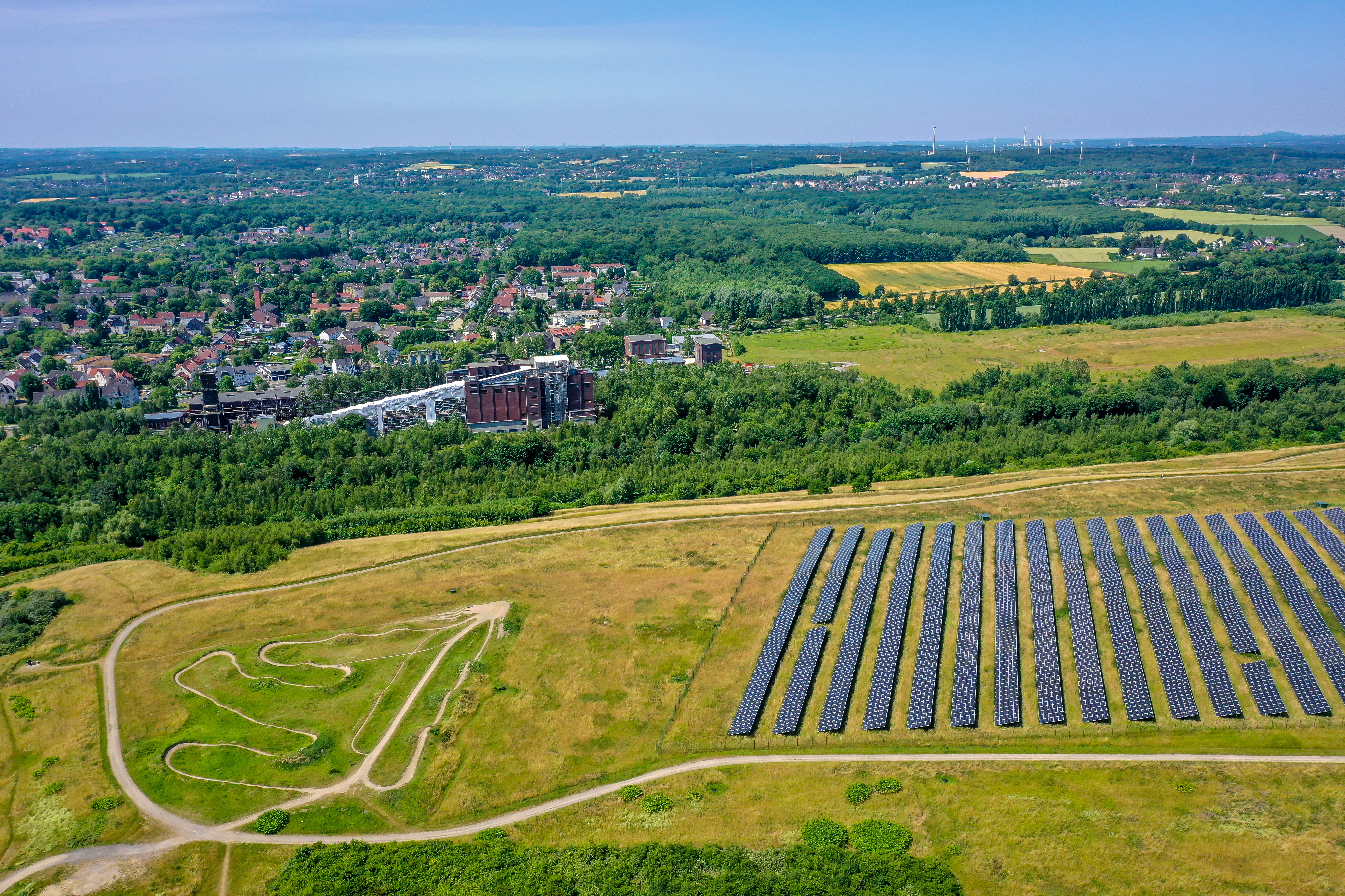 Drohnenaufnahme vom Deusenberg mit Photovoltaikflächen, mit Blick auf das Gelände der Kokerei Hansa